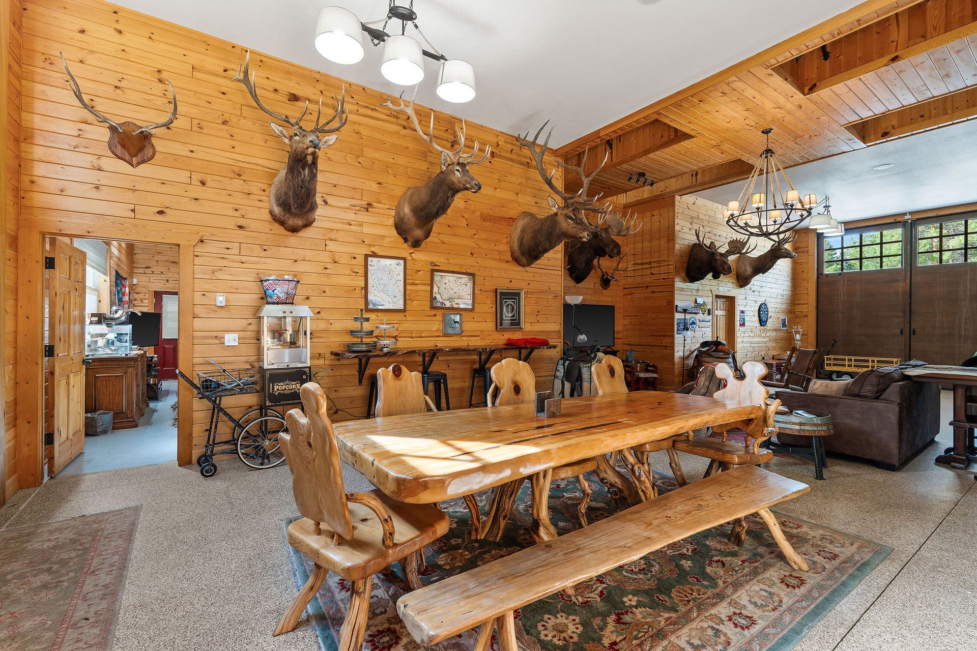 310 Rocky Woods Lane, Bigfork, MT 59911 Event dining space