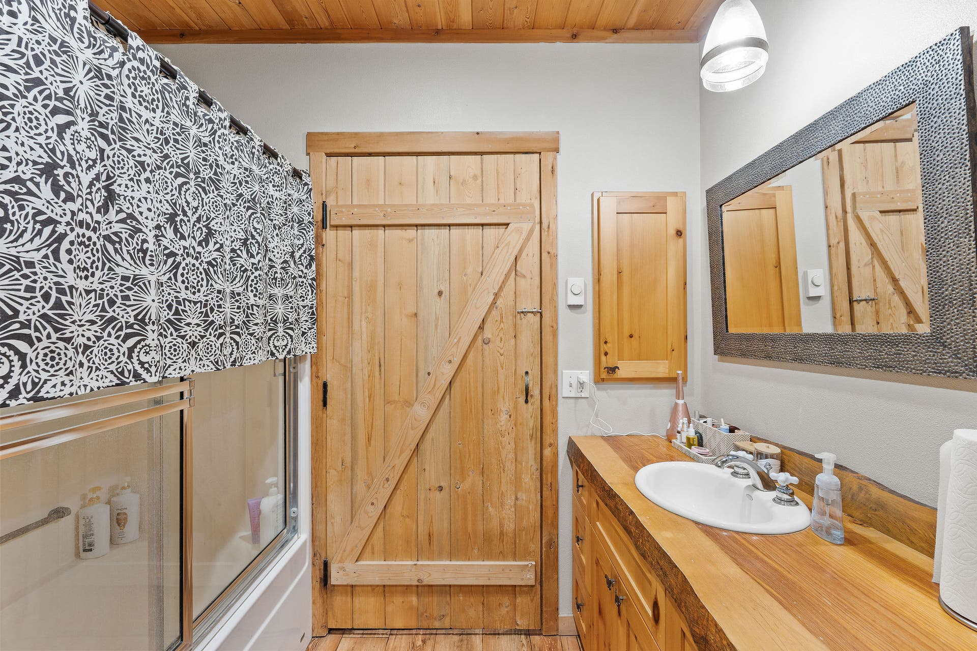 310 Rocky Woods Lane, Bigfork, MT 59911 1st floor primary bathroom