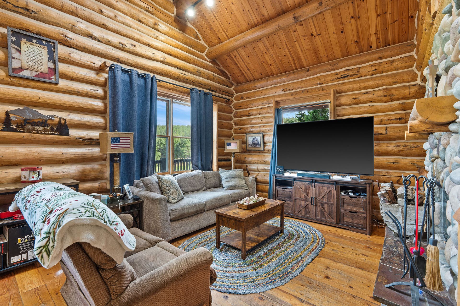 310 Rocky Woods Lane, Bigfork, MT 59911 Living room