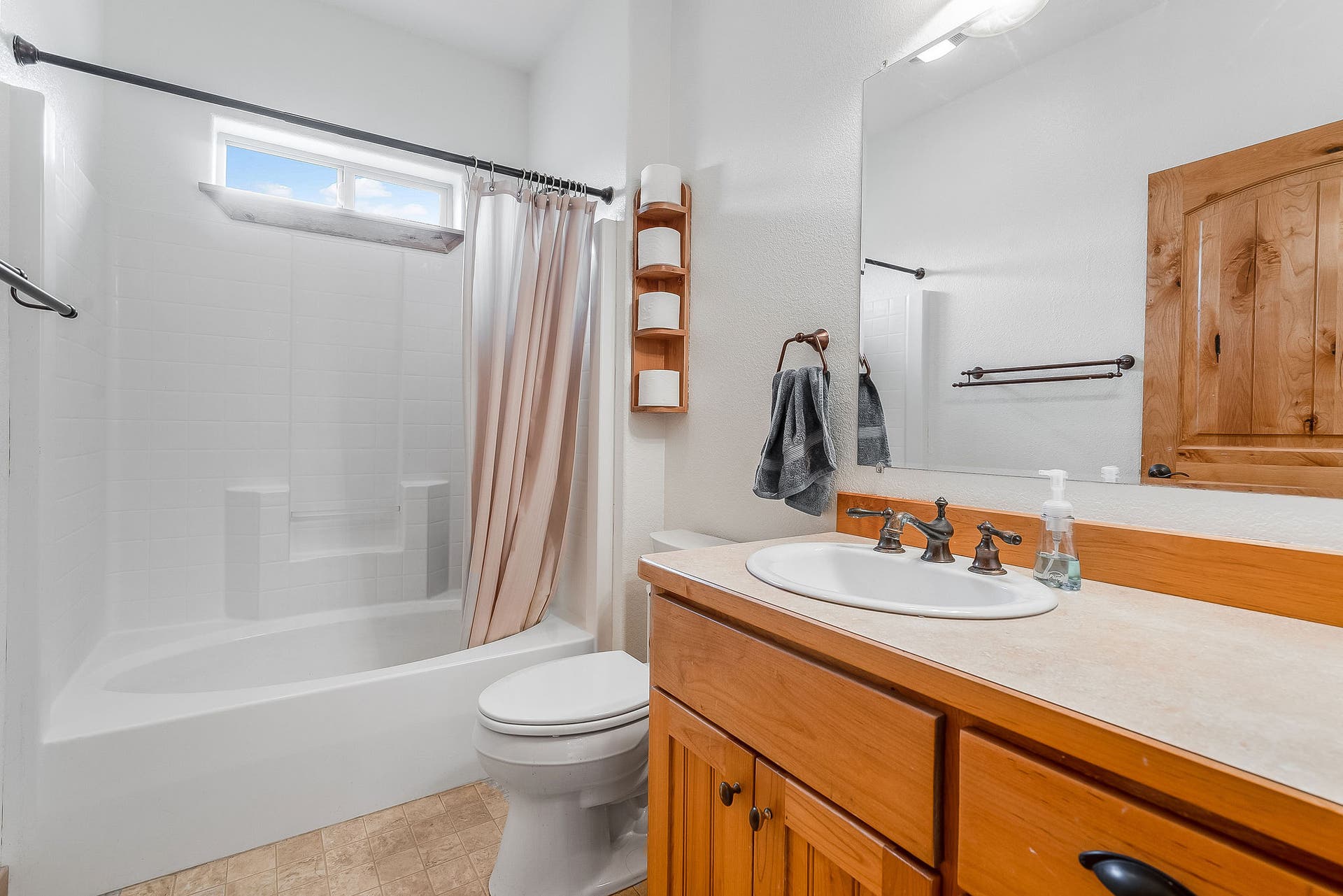 130 Ashley Hills Drive, Kalispell, MT 59901 Main Floor Bath