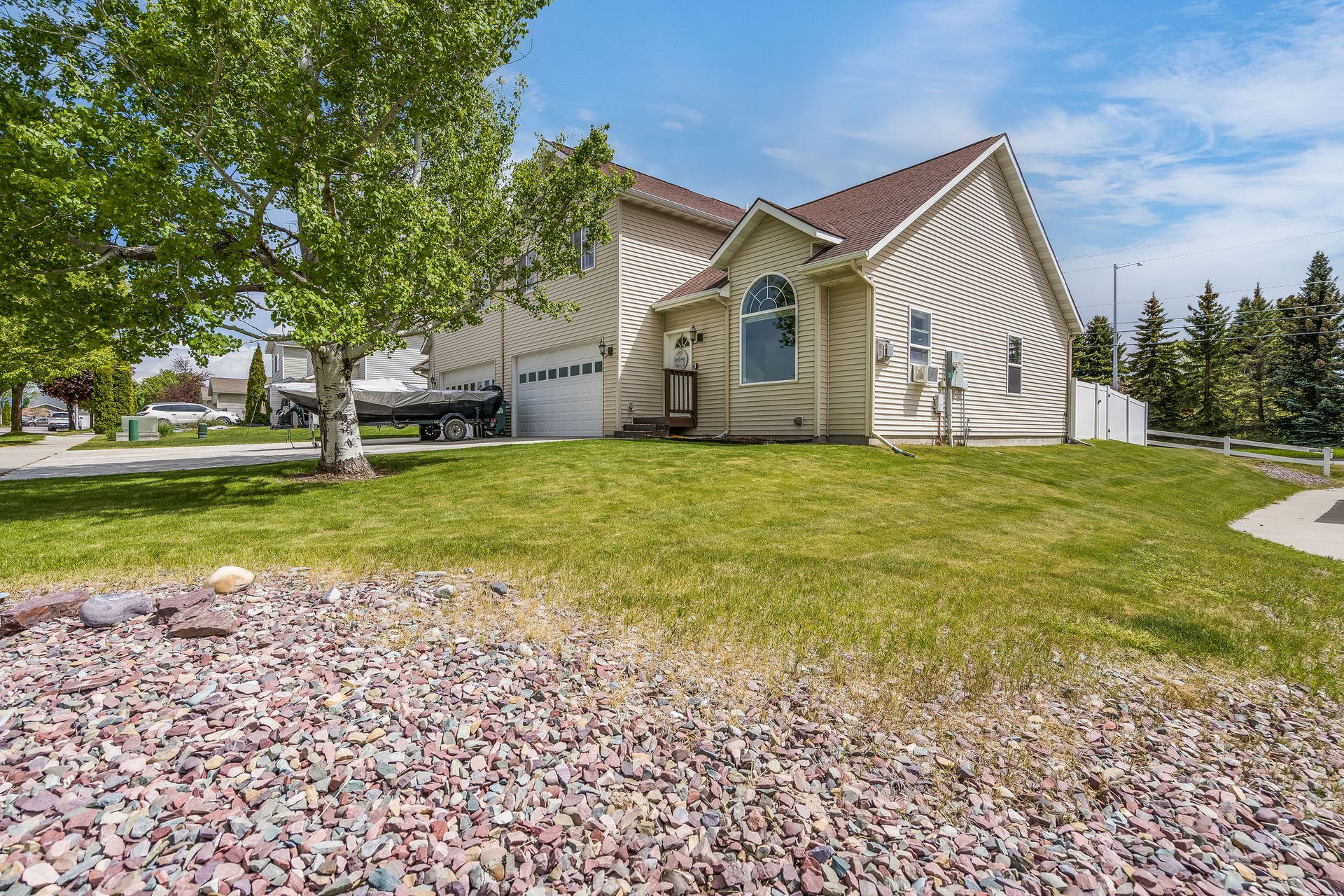 2 Empire Loop, Kalispell, MT 59901 Unbeatable North Kalispell location near top schools, shopping, dining, and scenic local trail systems.