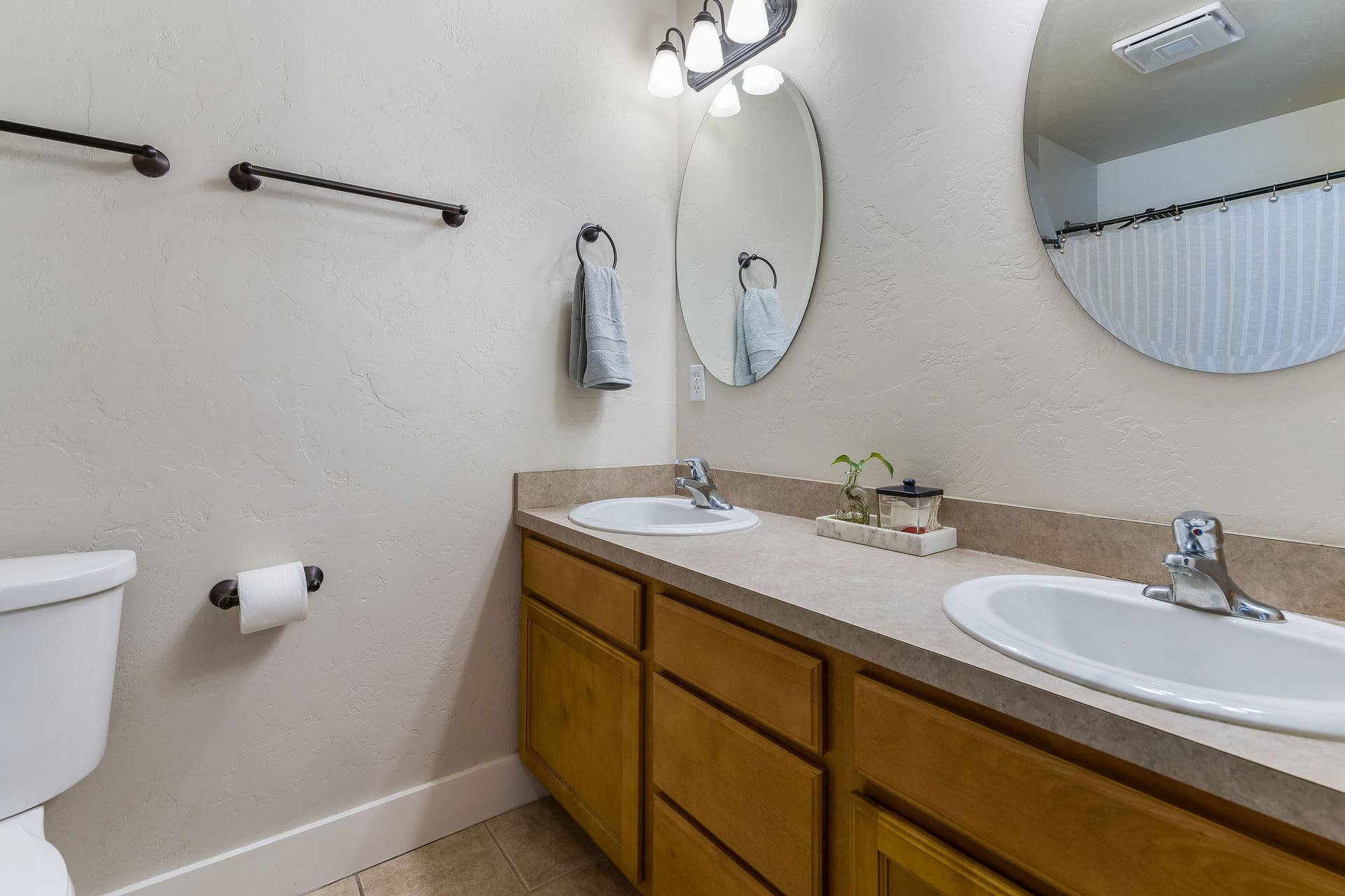 2 Empire Loop, Kalispell, MT 59901 Full primary suite bathroom featuring clean fixtures, double sinks, and functional storage space.