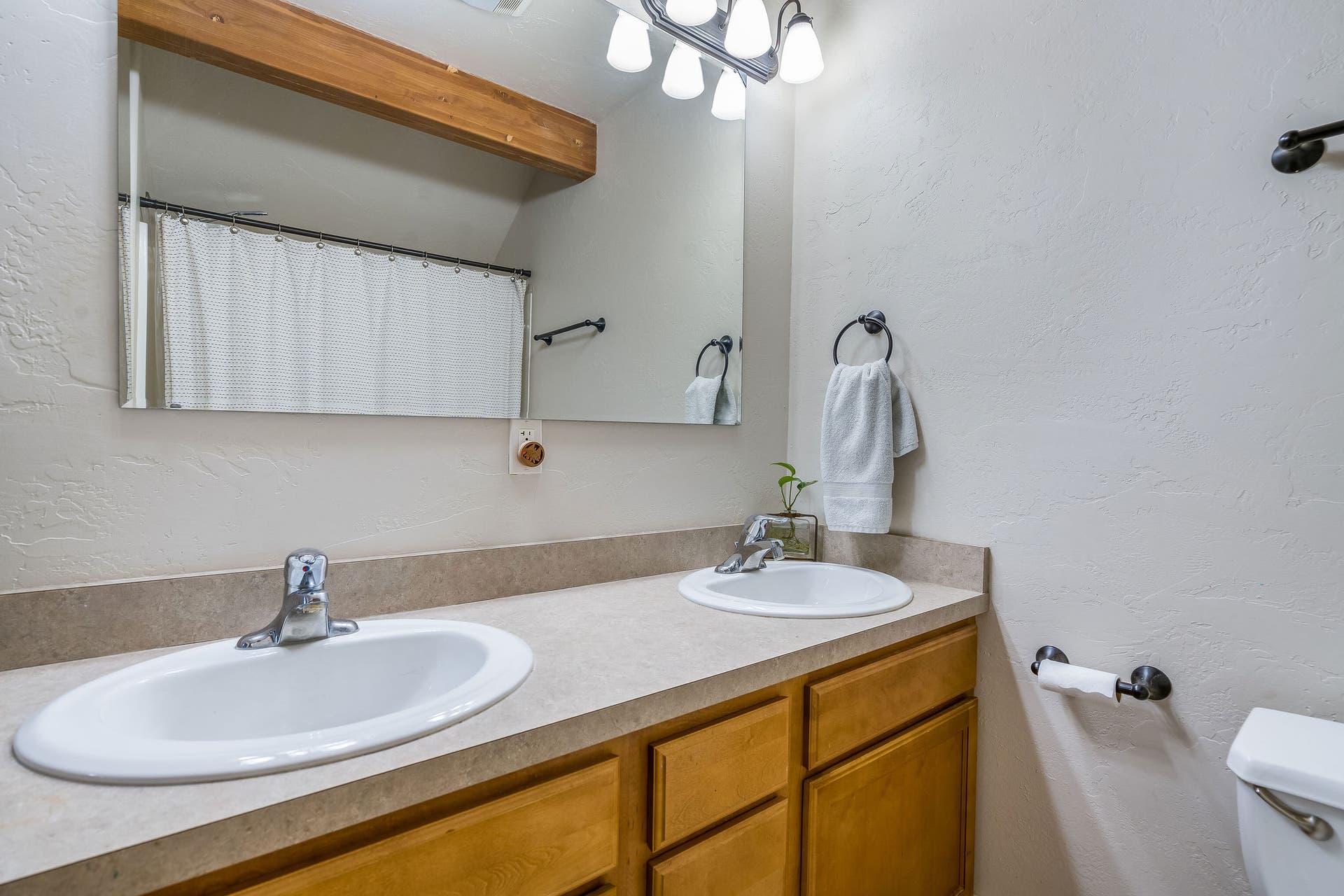 2 Empire Loop, Kalispell, MT 59901 2nd full bathroom with double sinks, wooden beam feature, and bathtub/shower combo.