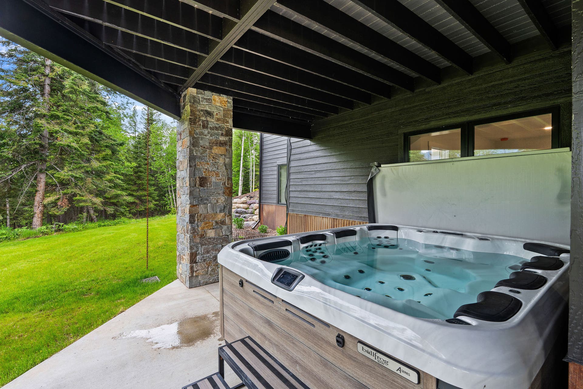 14051 Big Rock Way, Bigfork, MT 59911 10-person Bullfrog hot tub