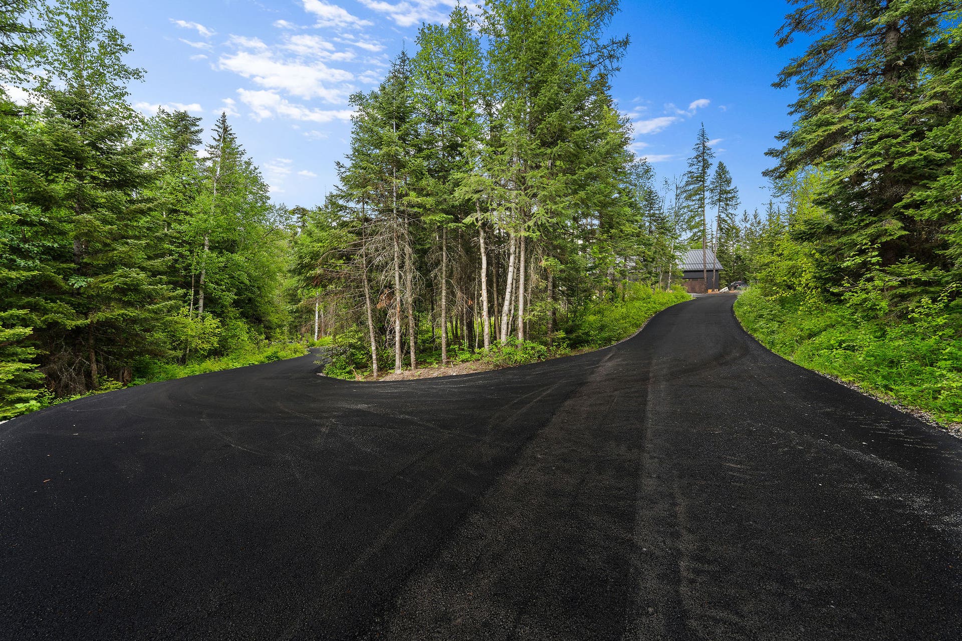 14051 Big Rock Way, Bigfork, MT 59911 Paved drive