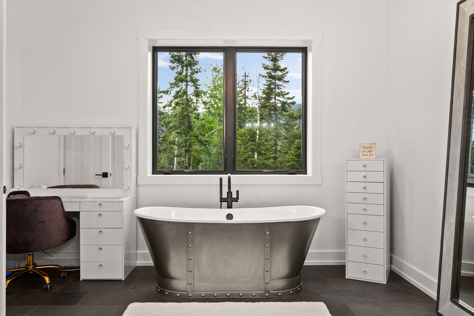 14051 Big Rock Way, Bigfork, MT 59911 Stainless-steel & porcelain deep soaking tub