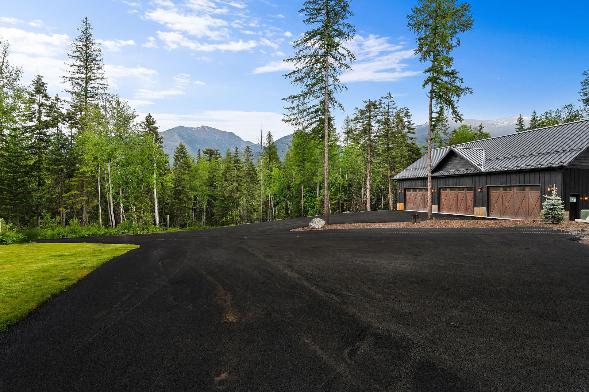 14051 Big Rock Way, Bigfork, MT 59911 Paved drive