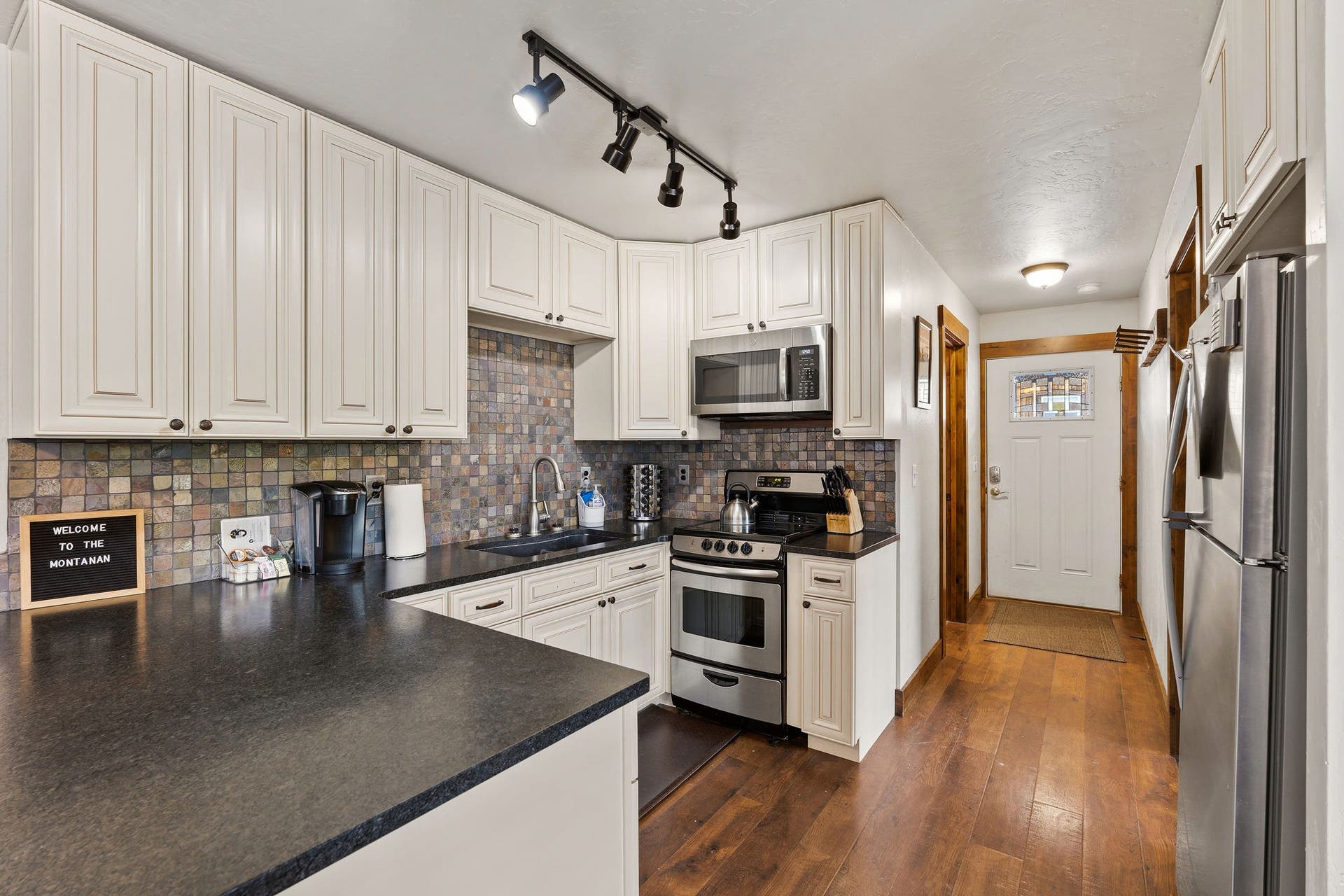 The Montanan: Full Kitchen with full size fridge.