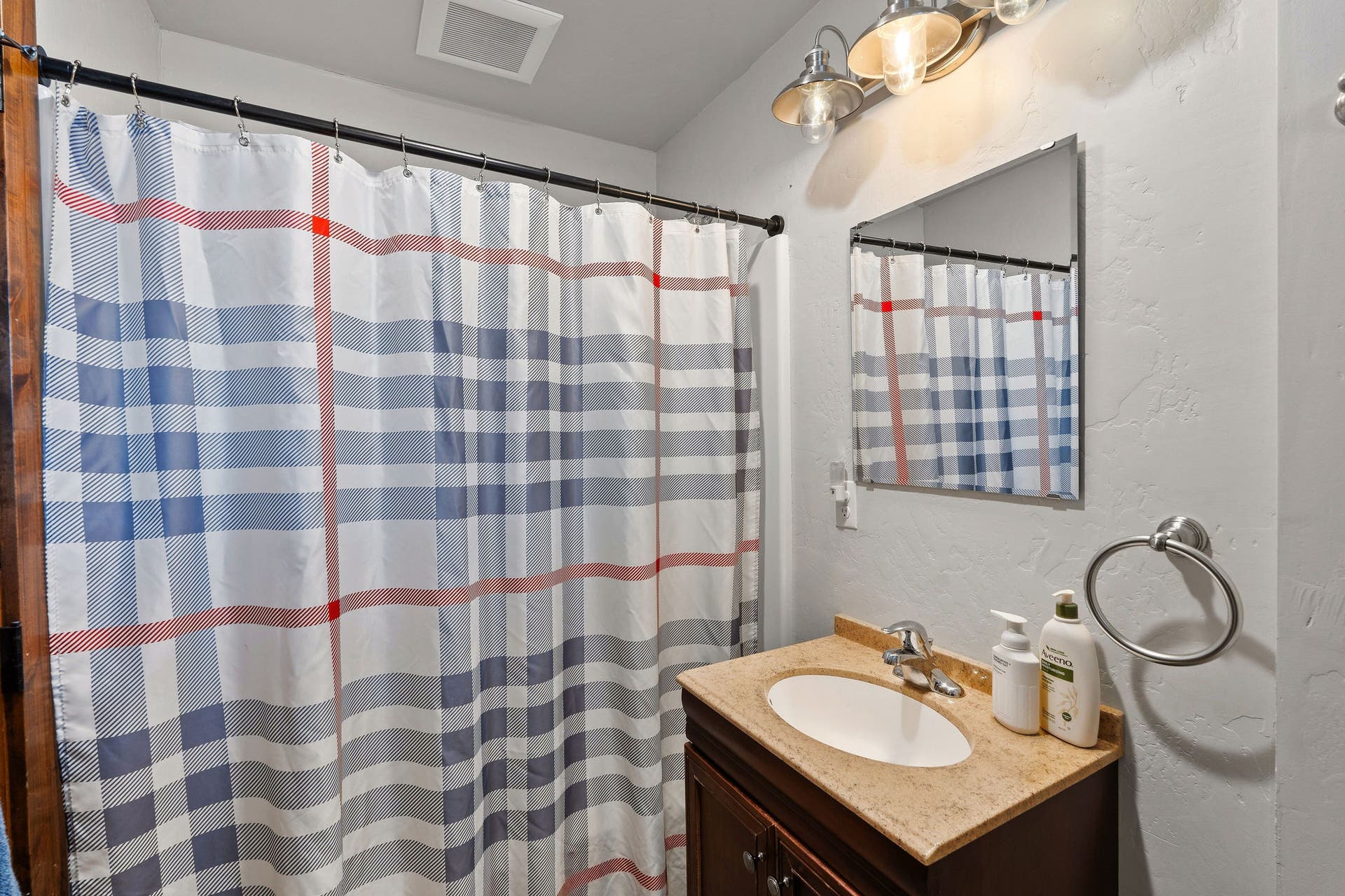 The Montanan: 3/4 Bathroom