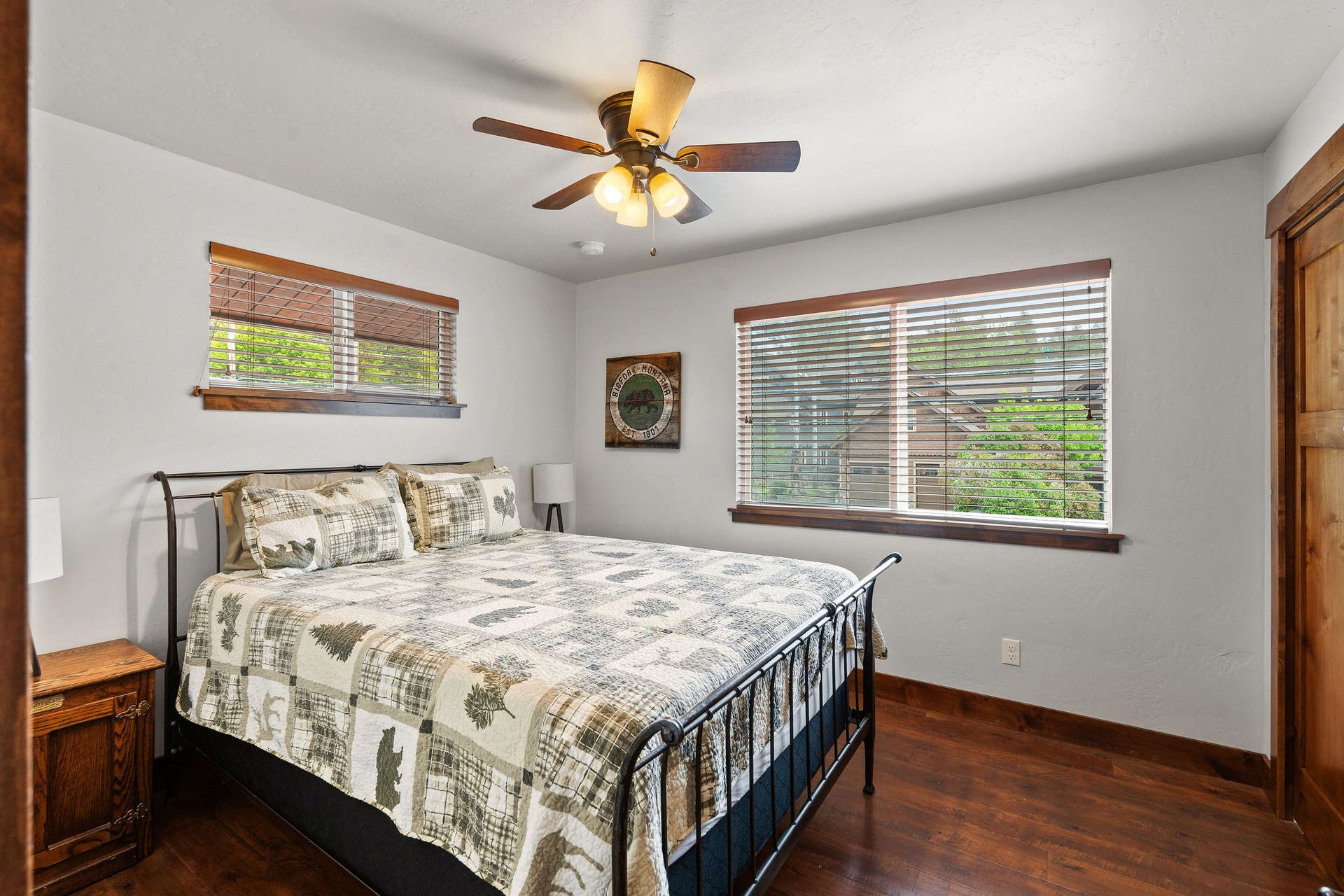 The Montanan: Bedroom with a Queen
