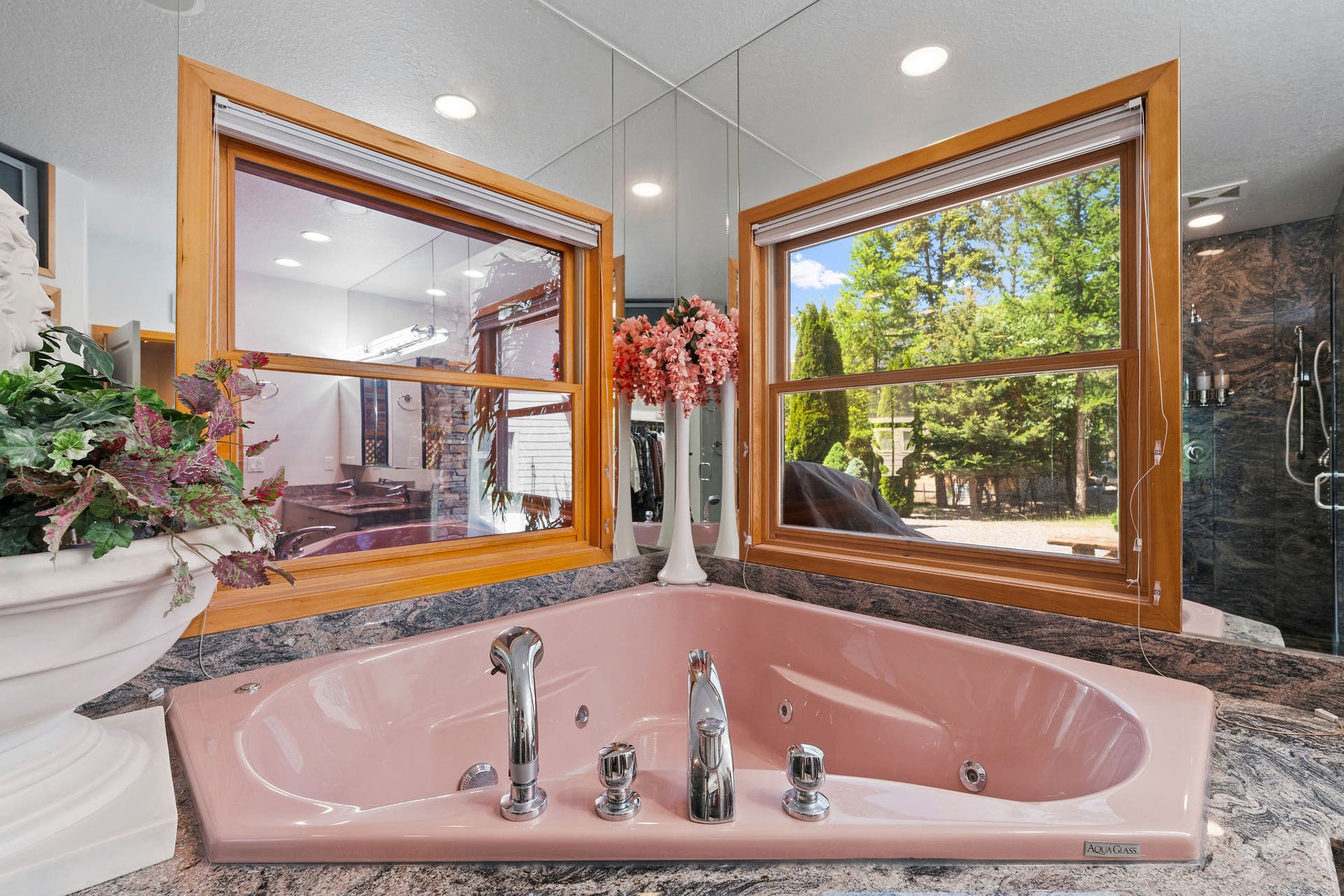 229 Harbor Drive, Bigfork, MT 59911 Deep jacuzzi tub