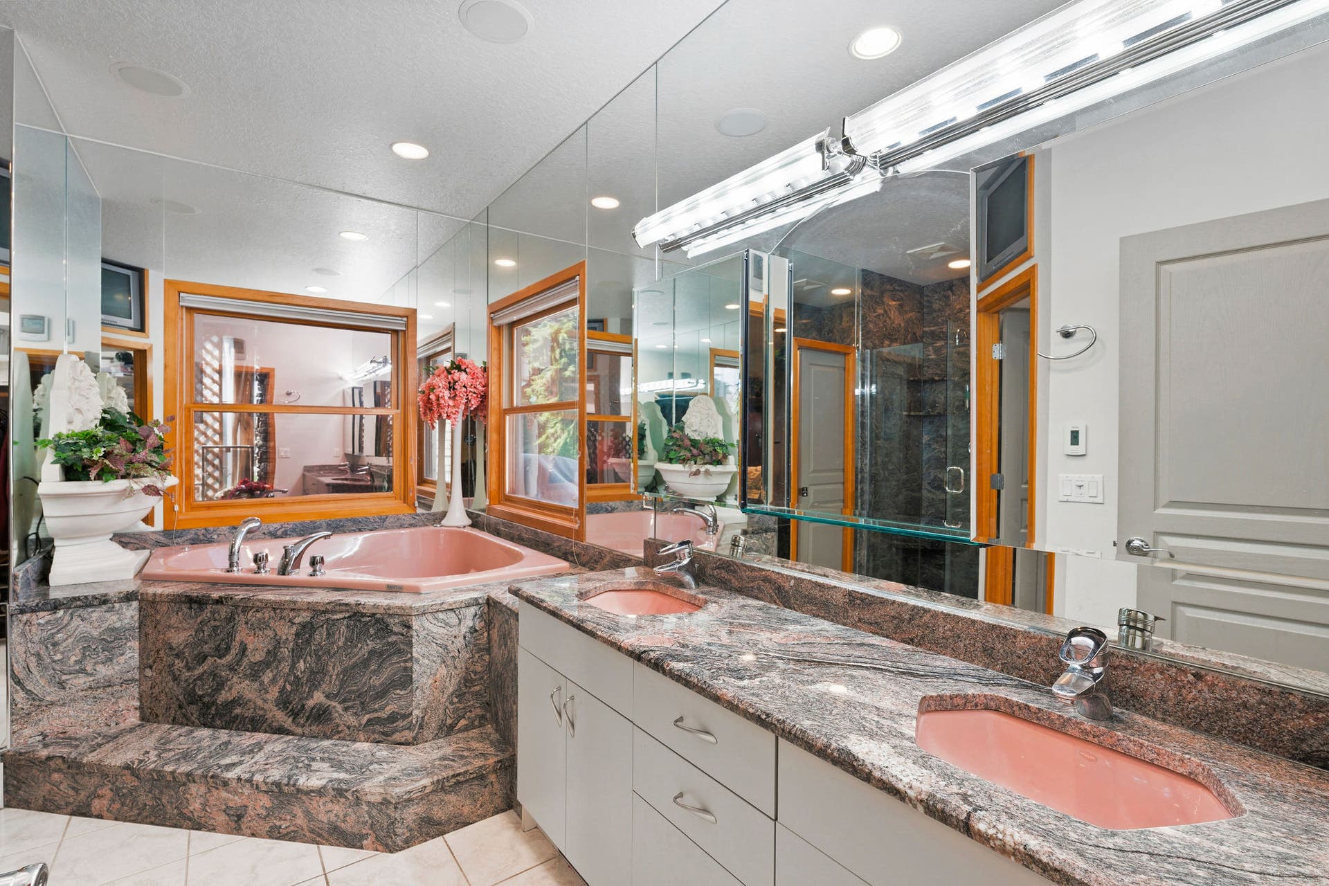229 Harbor Drive, Bigfork, MT 59911 Ensuite primary bathroom with dual vanities and a deep jacuzzi tub
