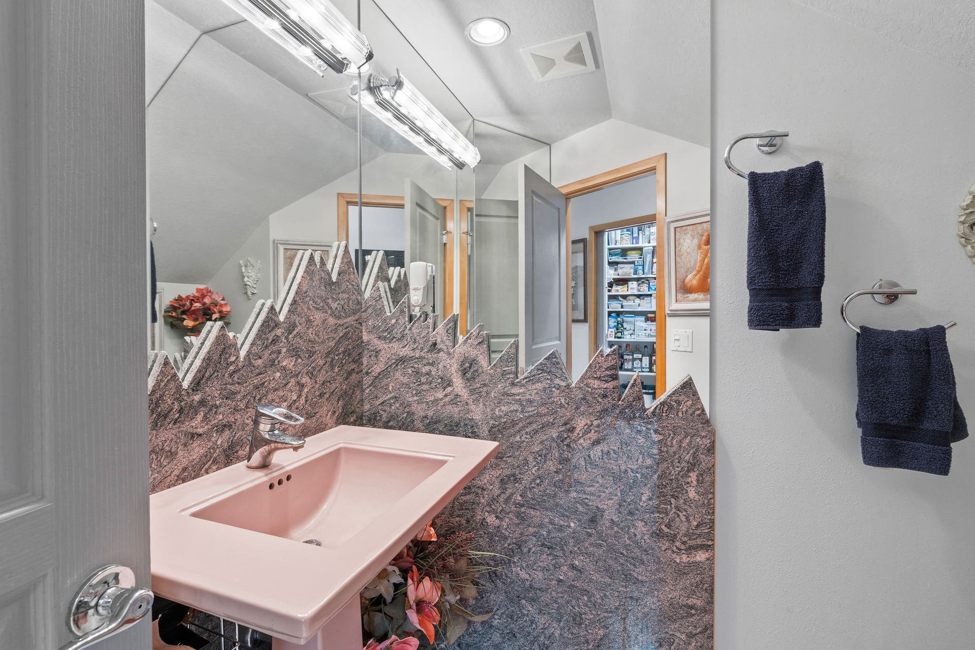 229 Harbor Drive, Bigfork, MT 59911 Main level 1/2 bathroom powder room
