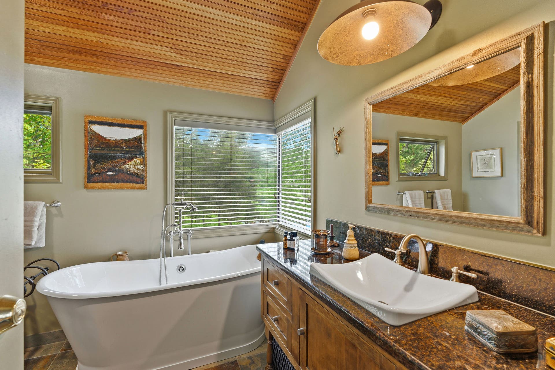 1160 Swan Horseshoe Drive, Bigfork, MT 59911 Loft bathroom