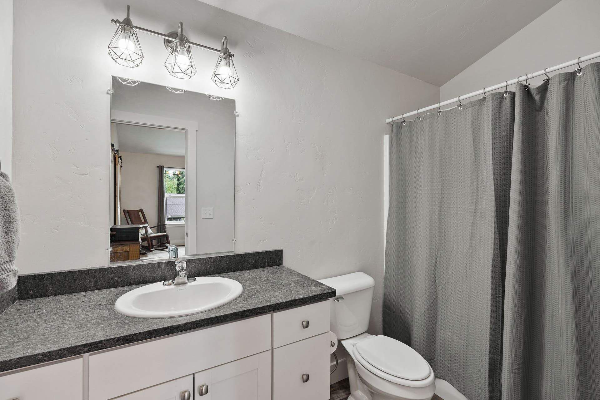 13404 Crescent Moon Drive, Bigfork, MT 59911 Crisp upper-level full bathroom