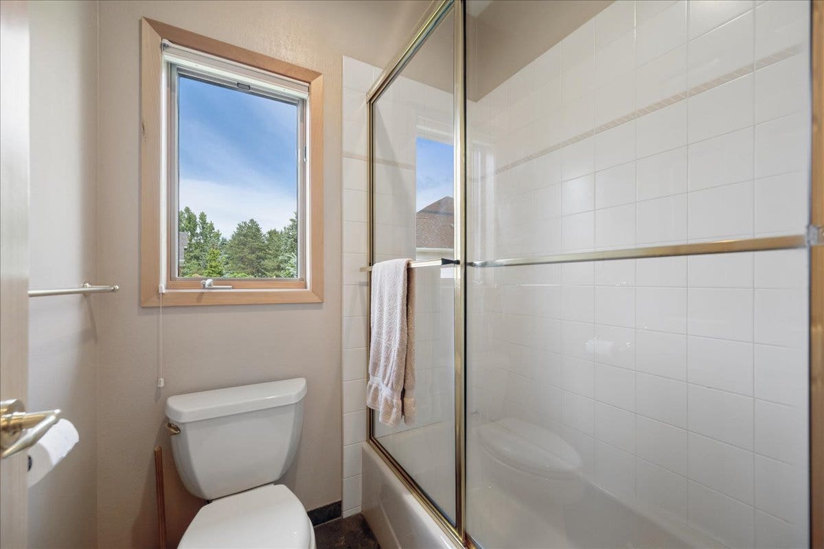 Full guest bathroom