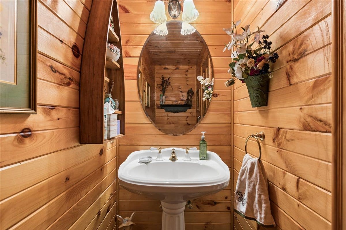 14529 Sunburst Drive, Bigfork, MT 59911 Main-level powder room