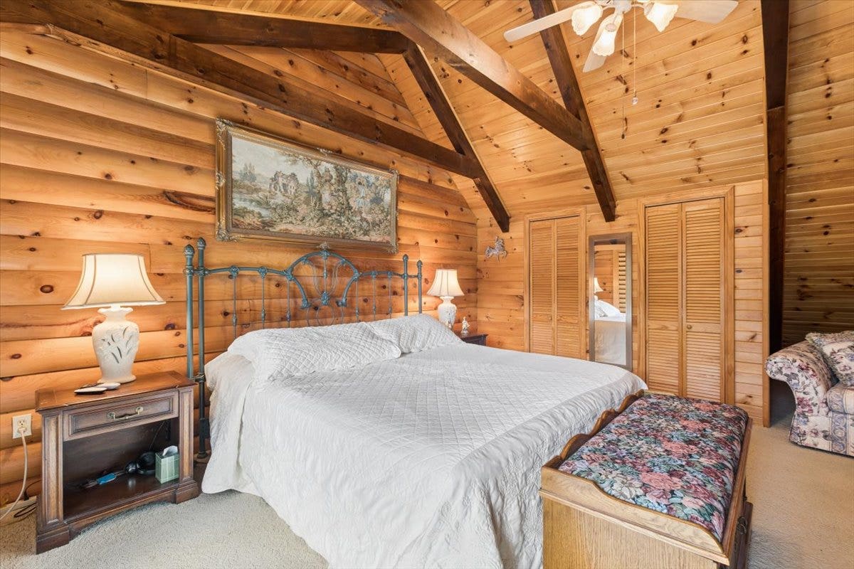 14529 Sunburst Drive, Bigfork, MT 59911 Upper-level bedroom