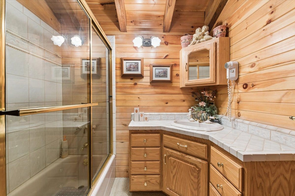 14529 Sunburst Drive, Bigfork, MT 59911 Upper-level full bathroom