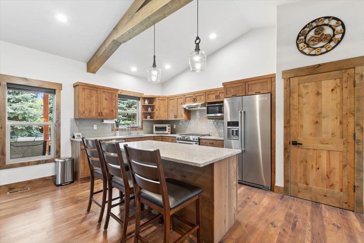 236 Bluebunch Court, Bigfork, MT 59911 Kitchen with breakfast bar