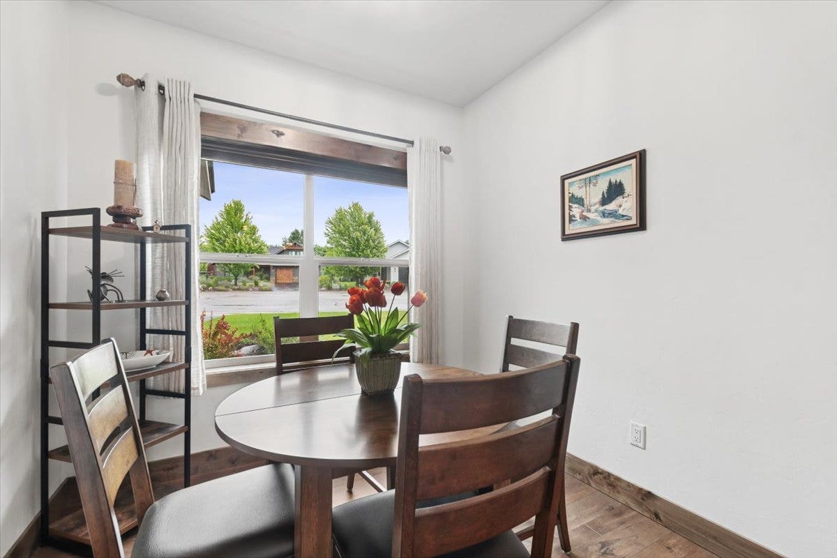 236 Bluebunch Court, Bigfork, MT 59911 Dining area