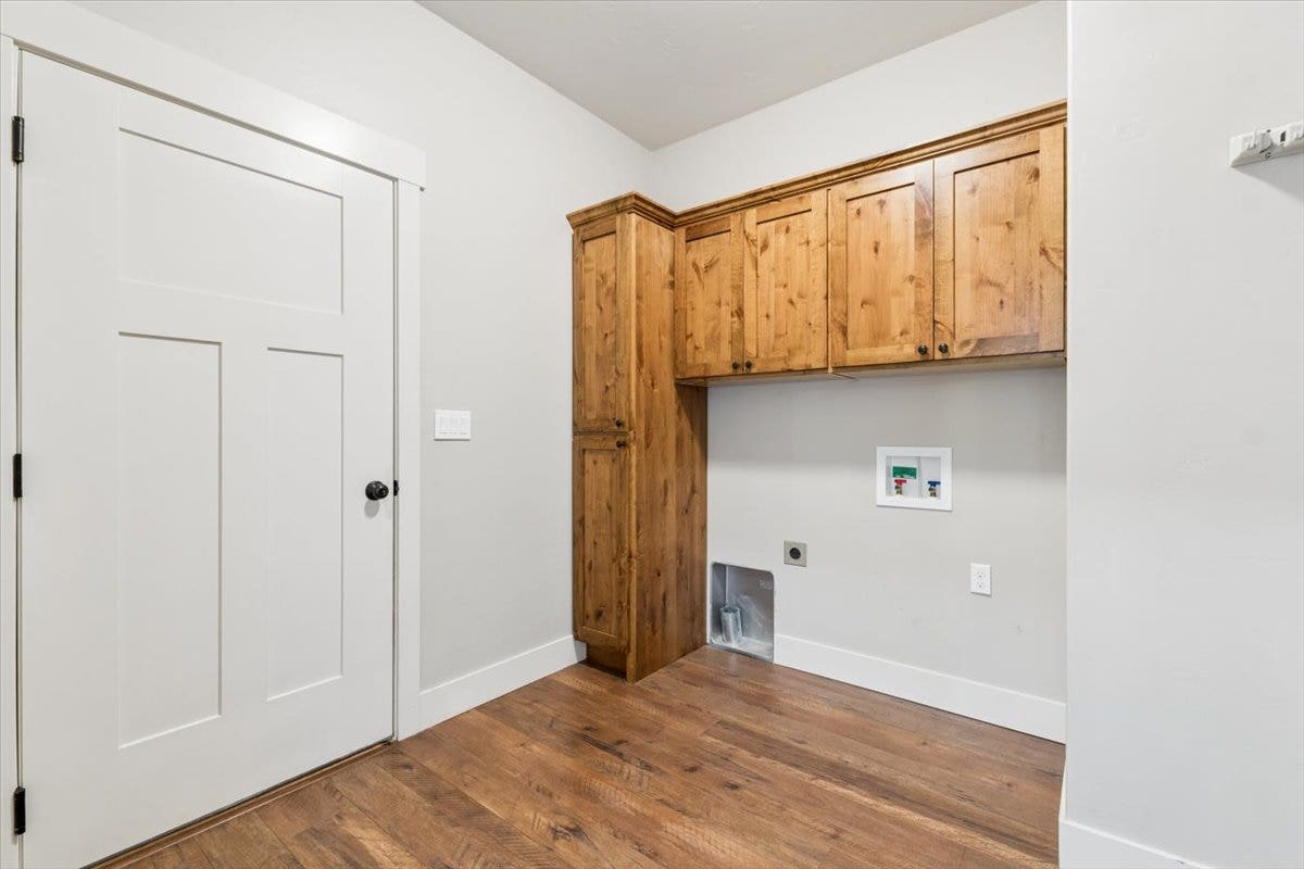615 Mill Pond Place, Bigfork, MT 59911 Large laundry room and door to garage