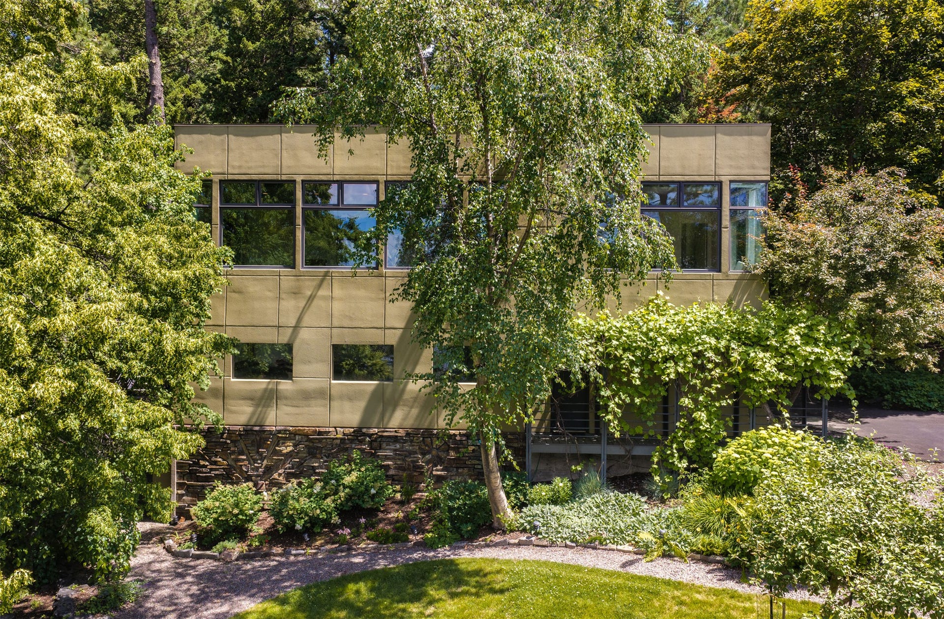 Designed to maximize the views, extensive glazing in the main living spaces accents the upper levels of the structure.