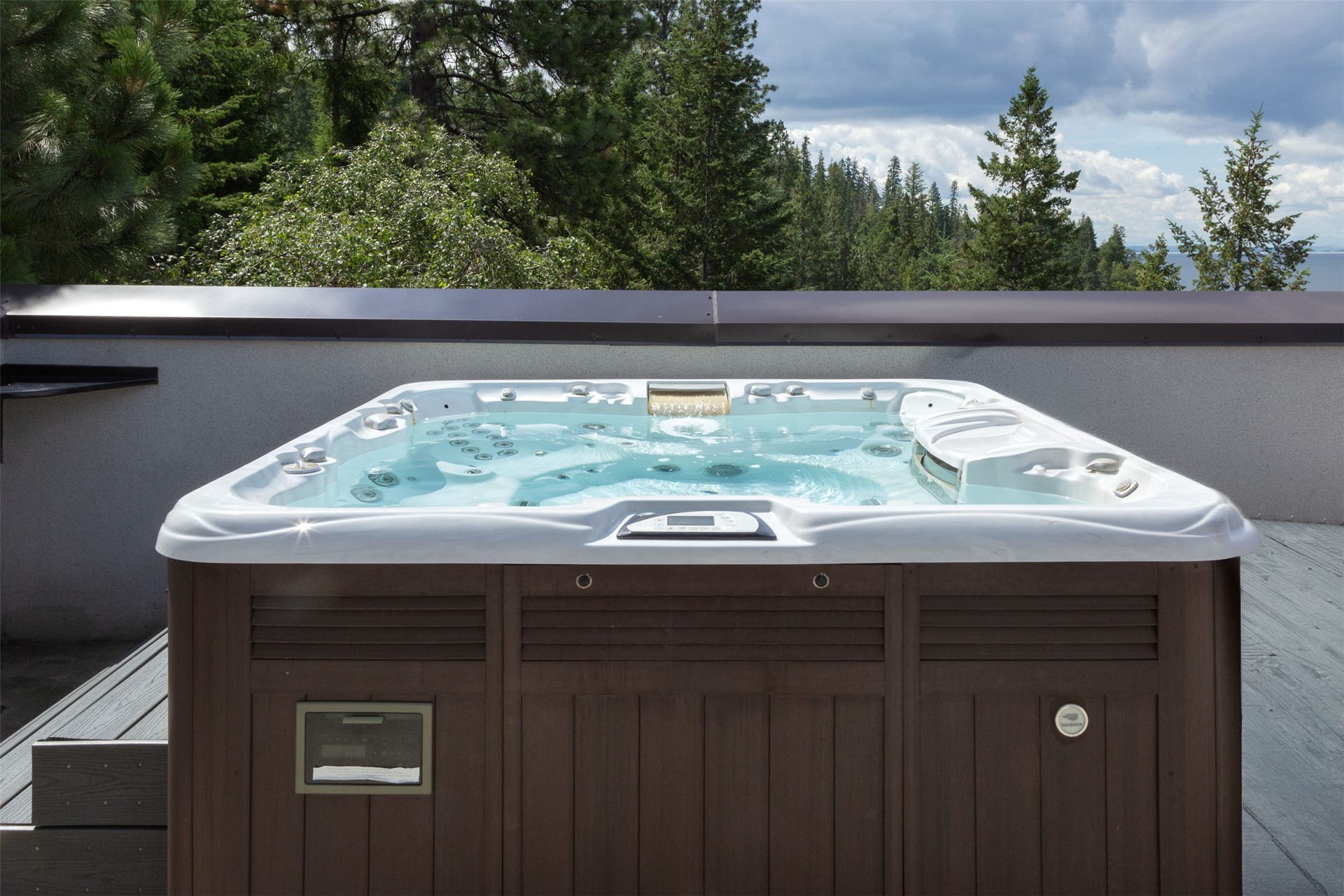 Outdoor hot tub/spa for beautiful evenings at sunset or under a starry sky.