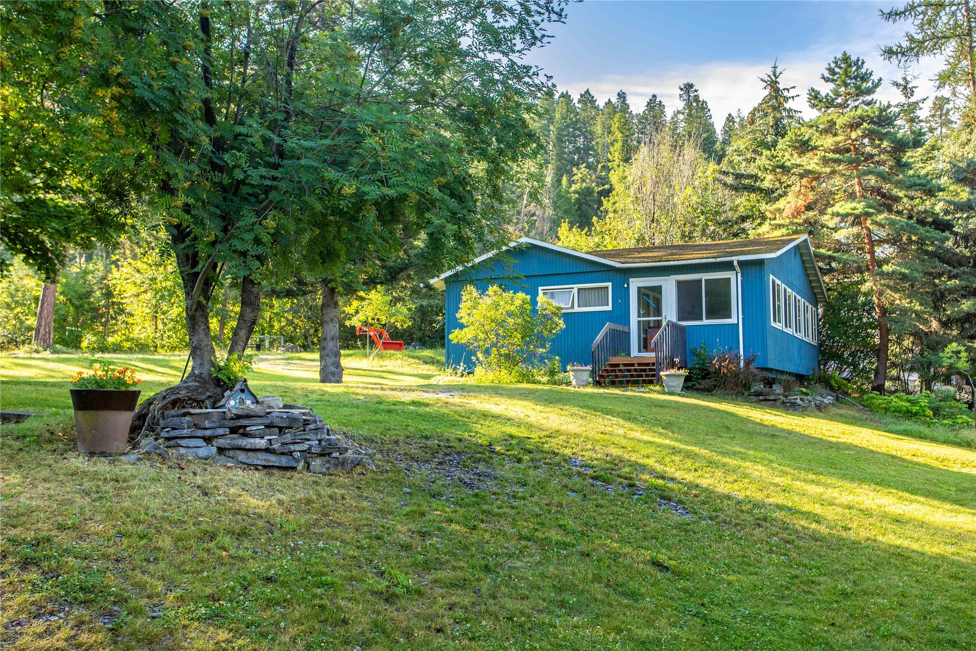 338 Flathead Lodge Road, Bigfork, MT 59911 Bunkhouse with 3/4 bath that sleeps at least 14.