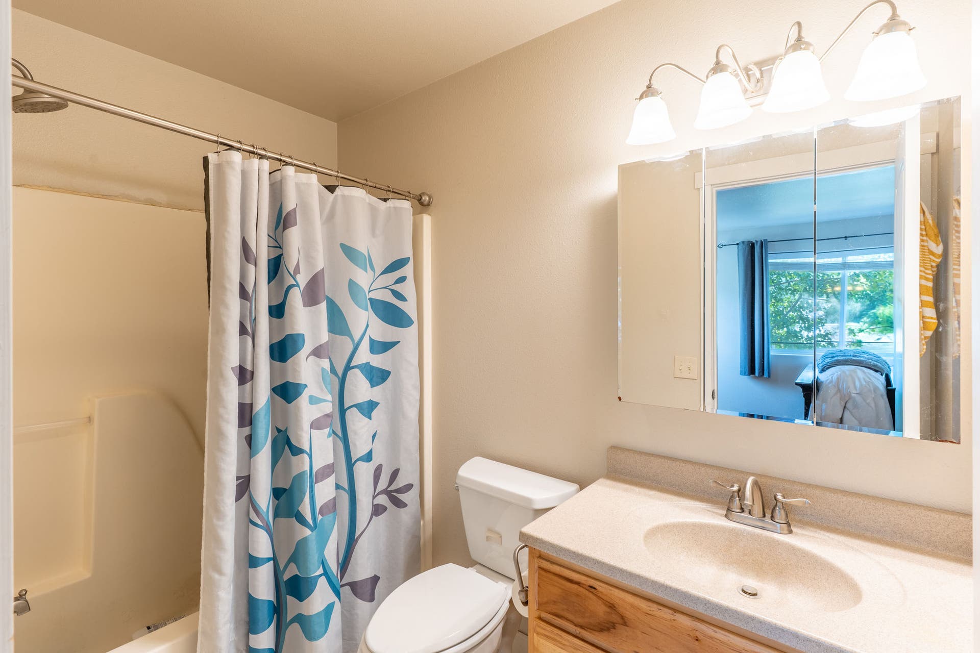987 Electric Avenue, Bigfork, MT 59911 Upstairs Full Bath