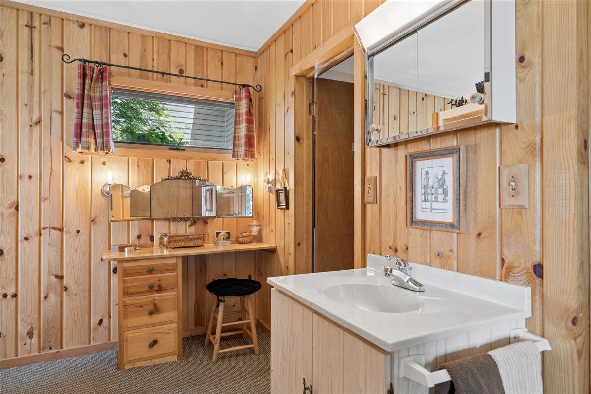 332 Flathead Lodge Road, Bigfork, MT 59911 master bath