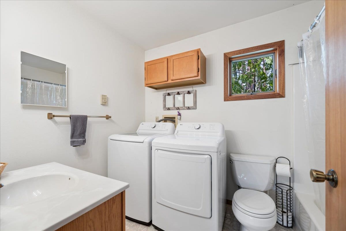 332 Flathead Lodge Road, Bigfork, MT 59911 Kinderhaus Full bathroom with laundry services