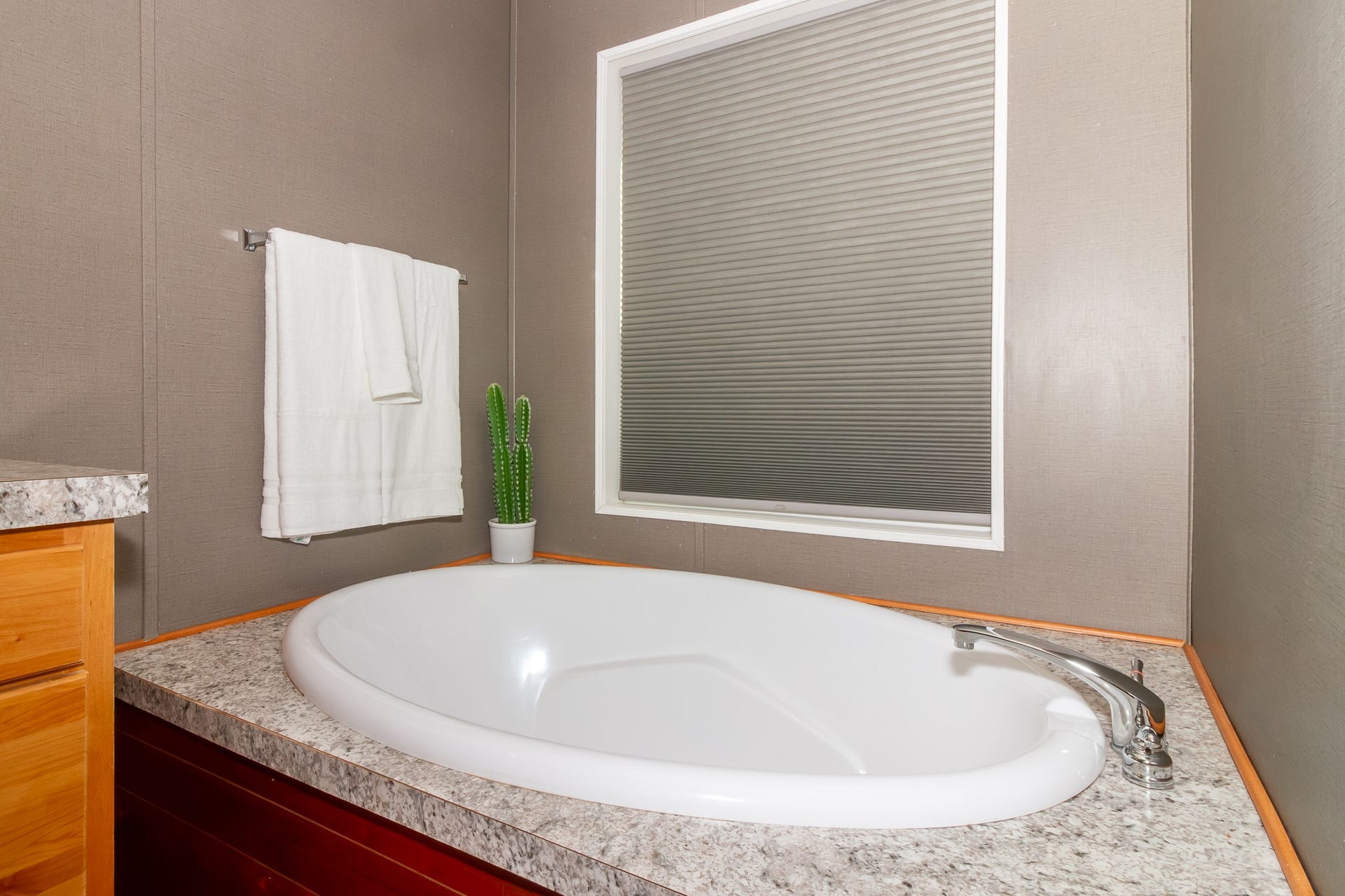 220 Gunsite Loop, Kalispell, MT 59901 Large tub