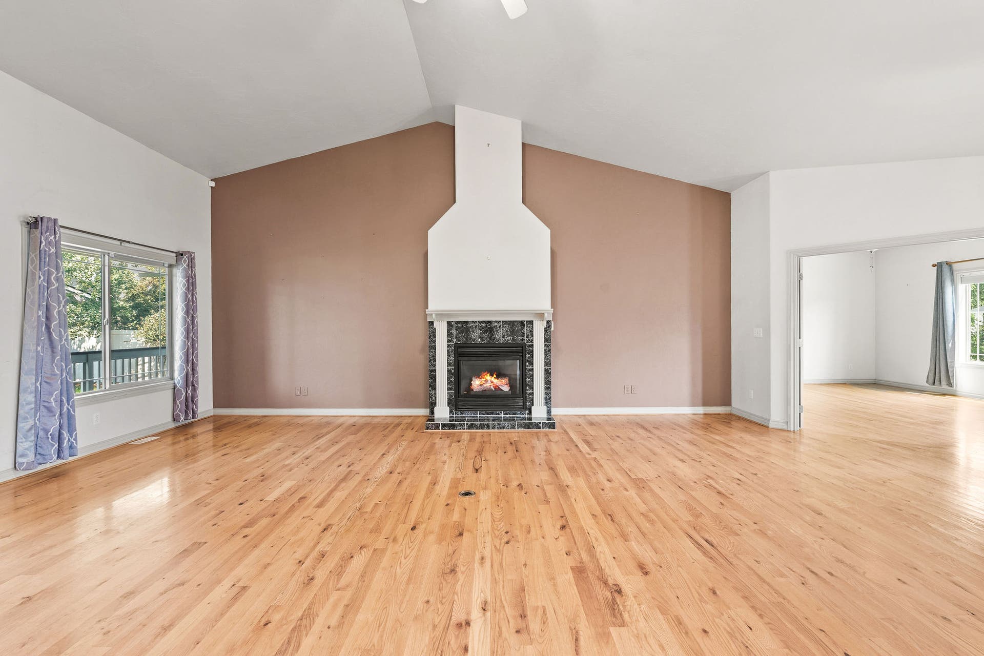 214 O'Brien Terrace N, Bigfork, MT 59911 Gas fireplace with tile surround