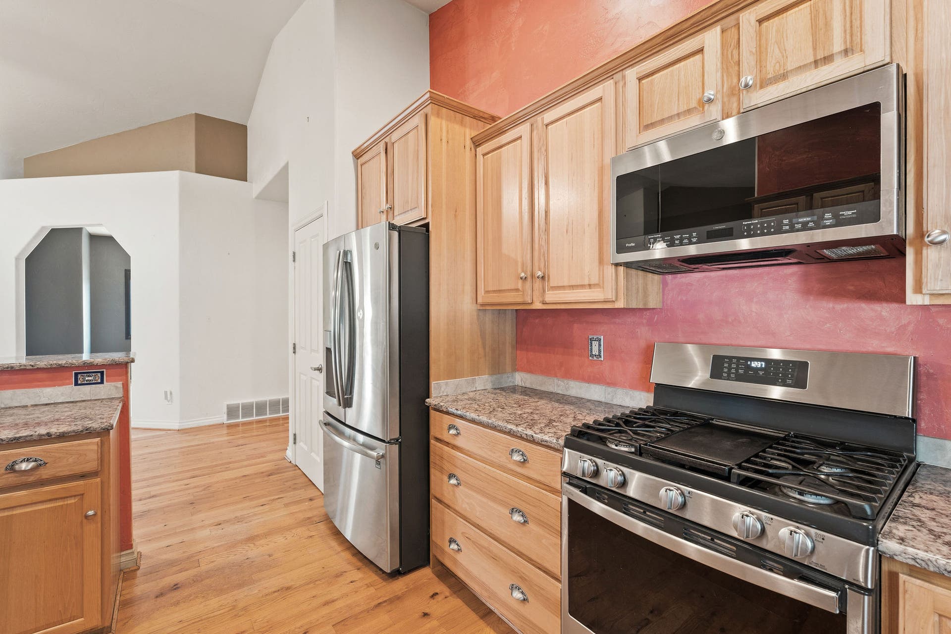 214 O'Brien Terrace N, Bigfork, MT 59911 Oak cabinets
