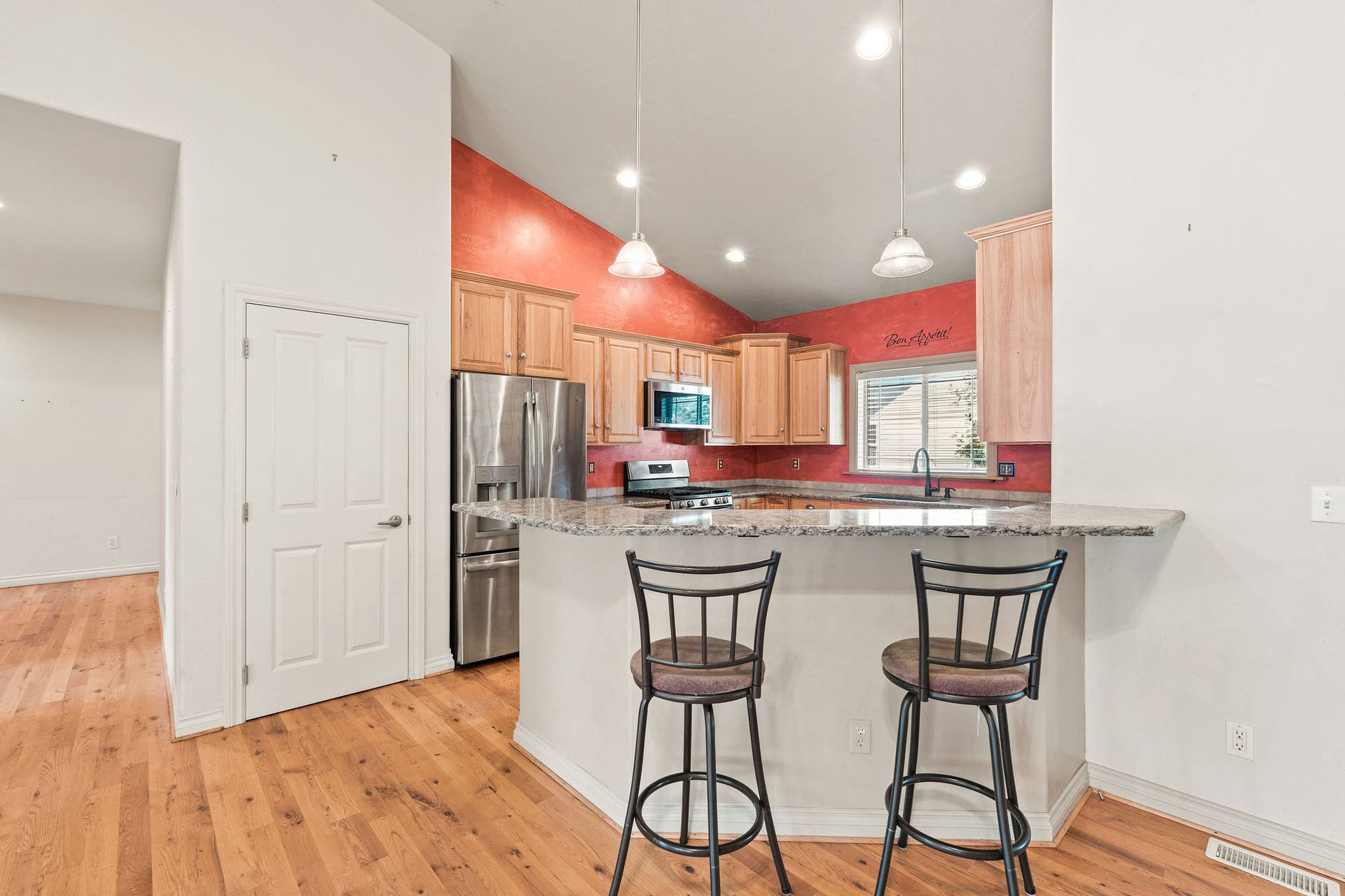 214 O'Brien Terrace N, Bigfork, MT 59911 Raised breakfast bar