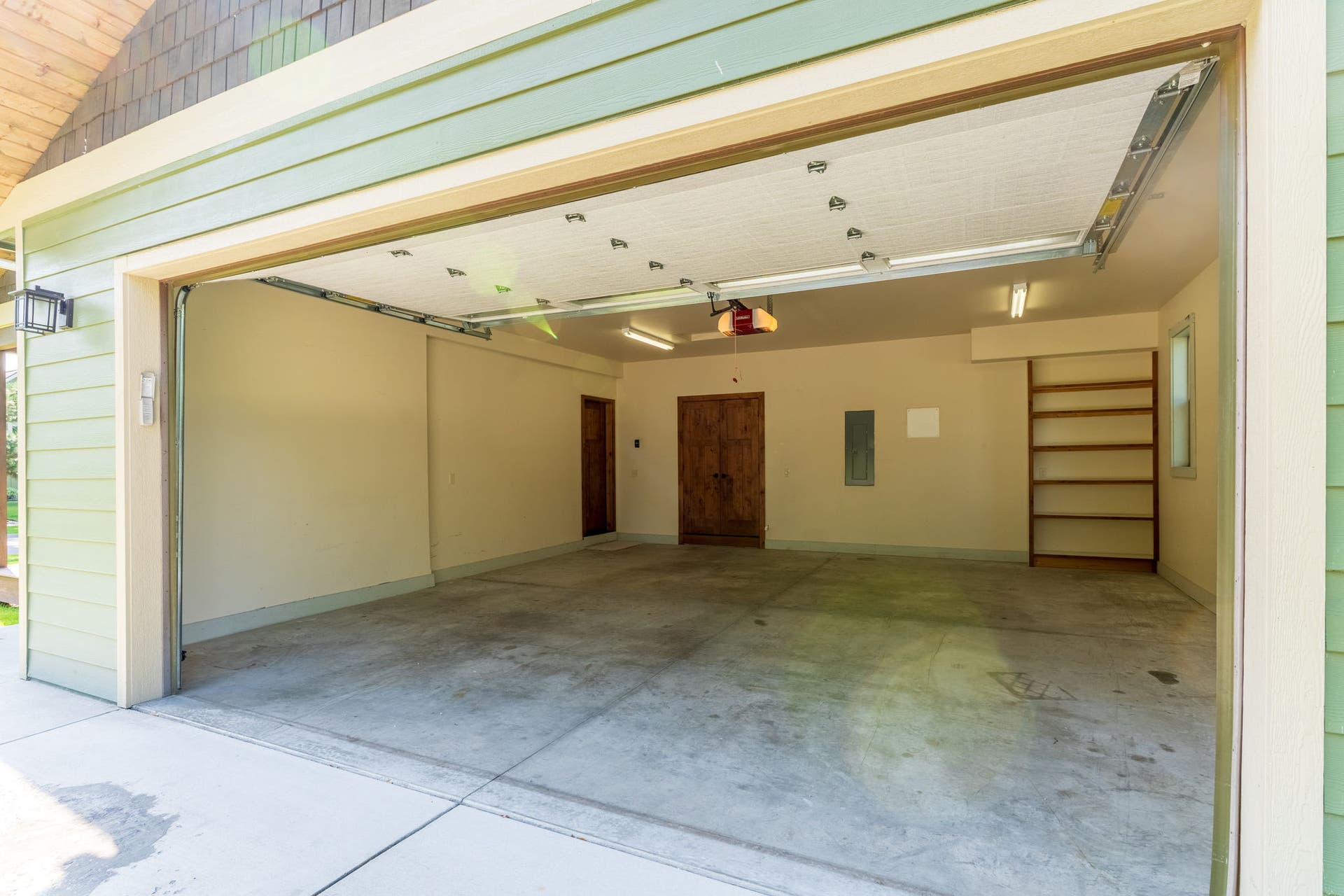 204 Bluebunch Court, Bigfork, MT 59911 2 Car Garage