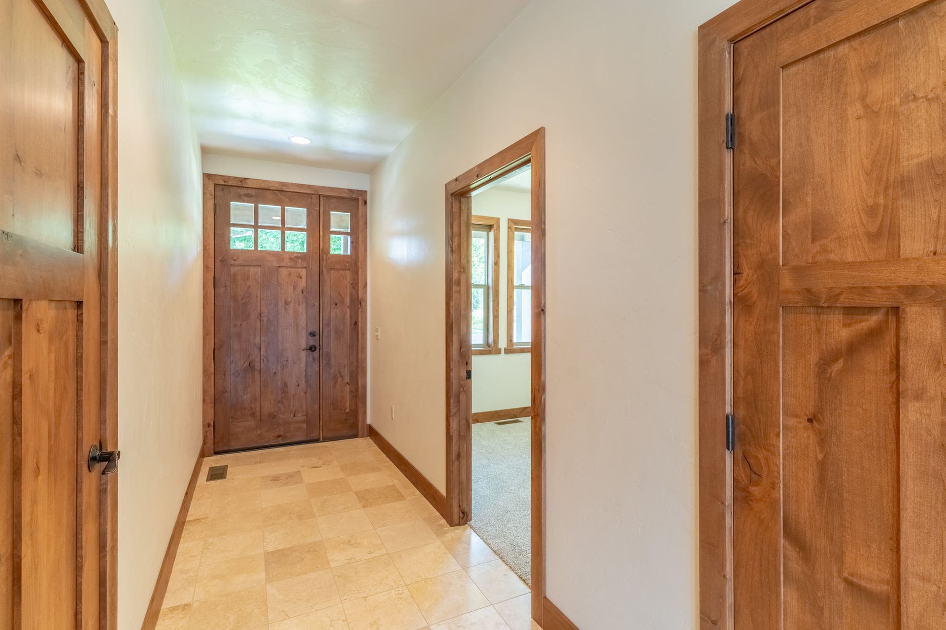 204 Bluebunch Court, Bigfork, MT 59911 Entry & hallway
