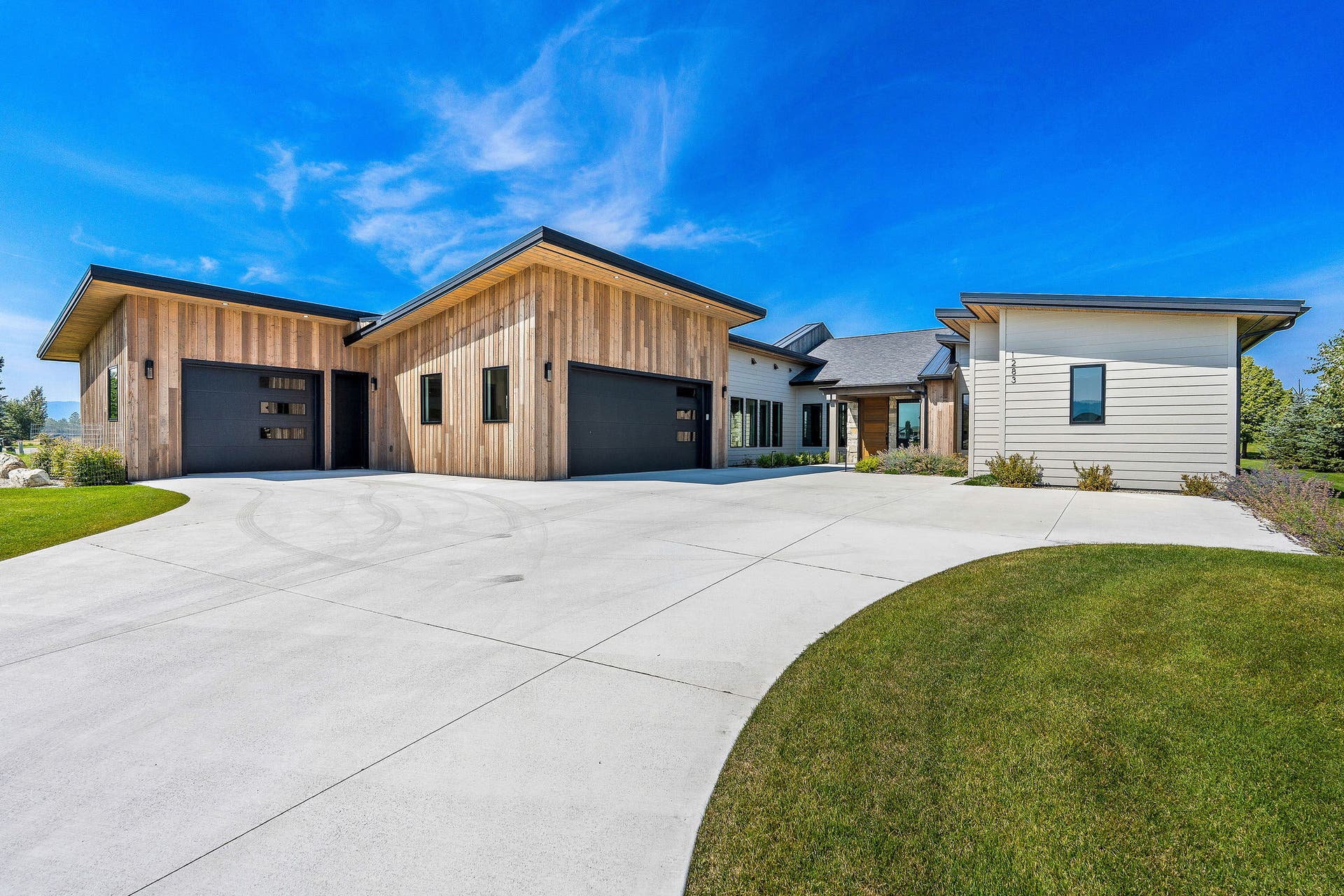 1283 Lake Pointe Drive, Bigfork, MT 59911 2,468 SF, 3-car garage