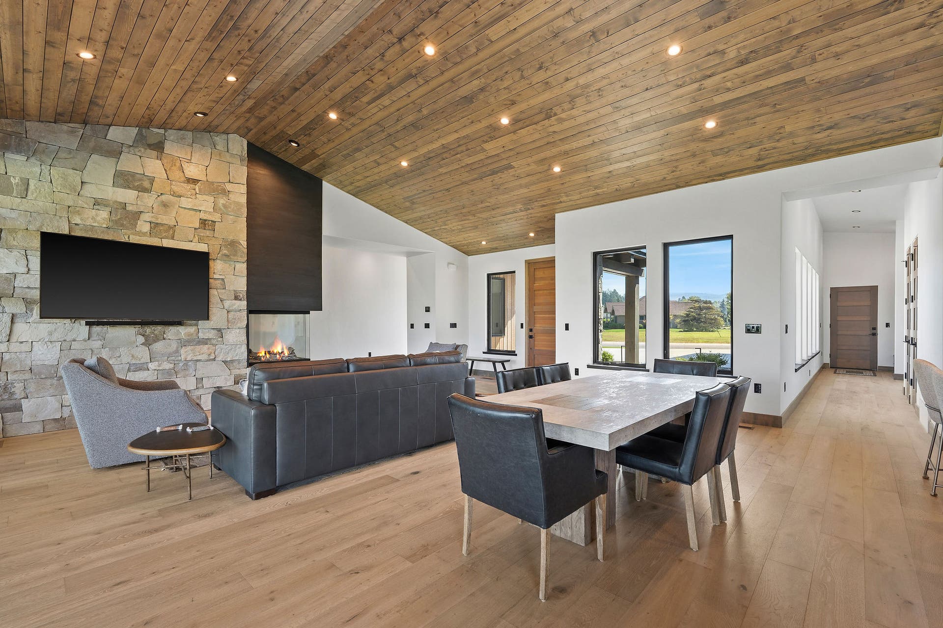 1283 Lake Pointe Drive, Bigfork, MT 59911 Spacious dining area