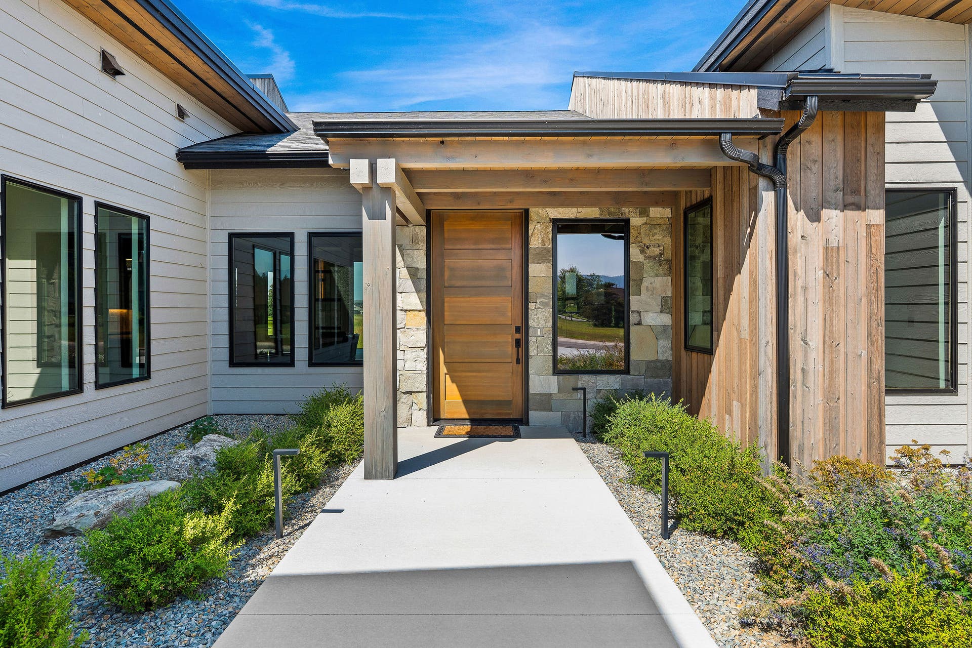 1283 Lake Pointe Drive, Bigfork, MT 59911 Beautiful courtyard
