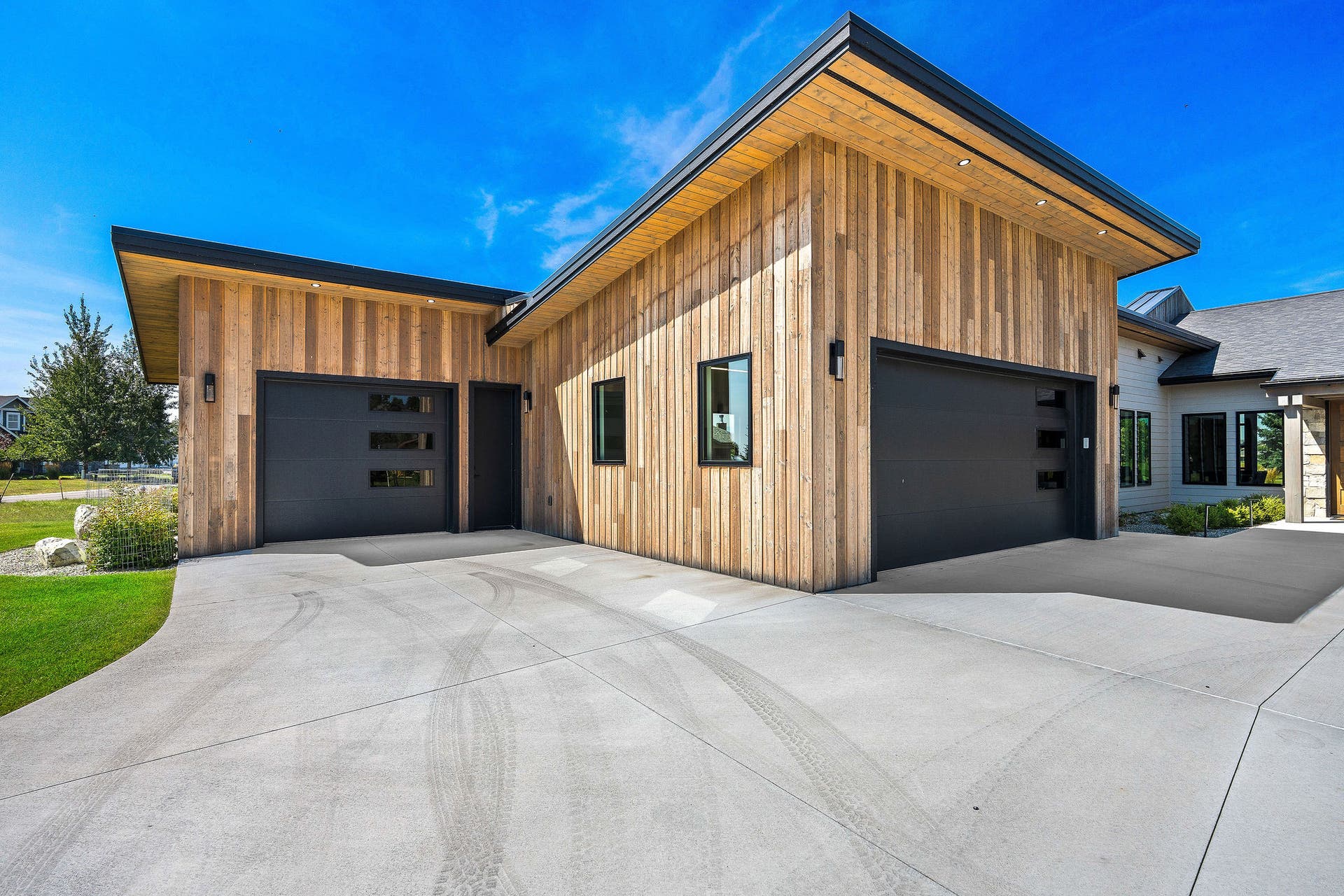 1283 Lake Pointe Drive, Bigfork, MT 59911 Triple car garage