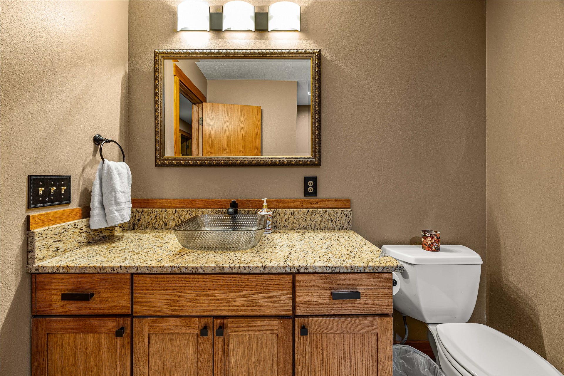 Main level bath