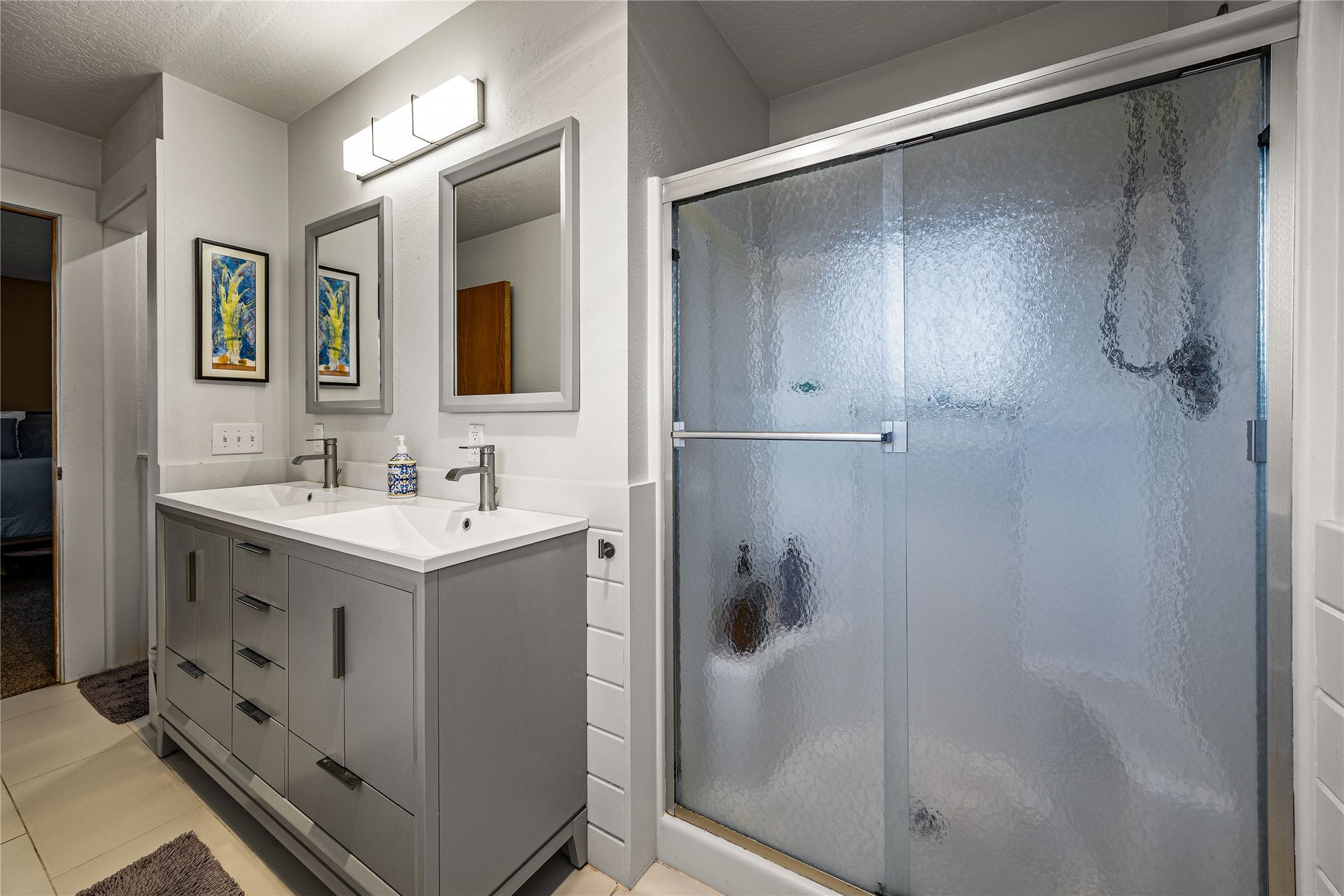 Main level primary en suite bathroom