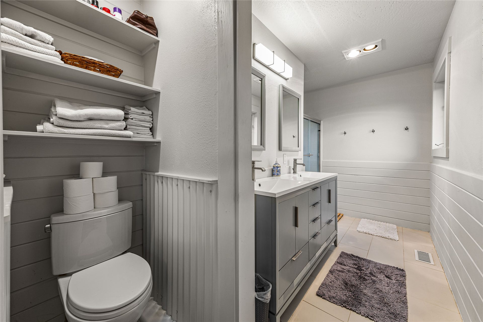Primary en-suite bathroom