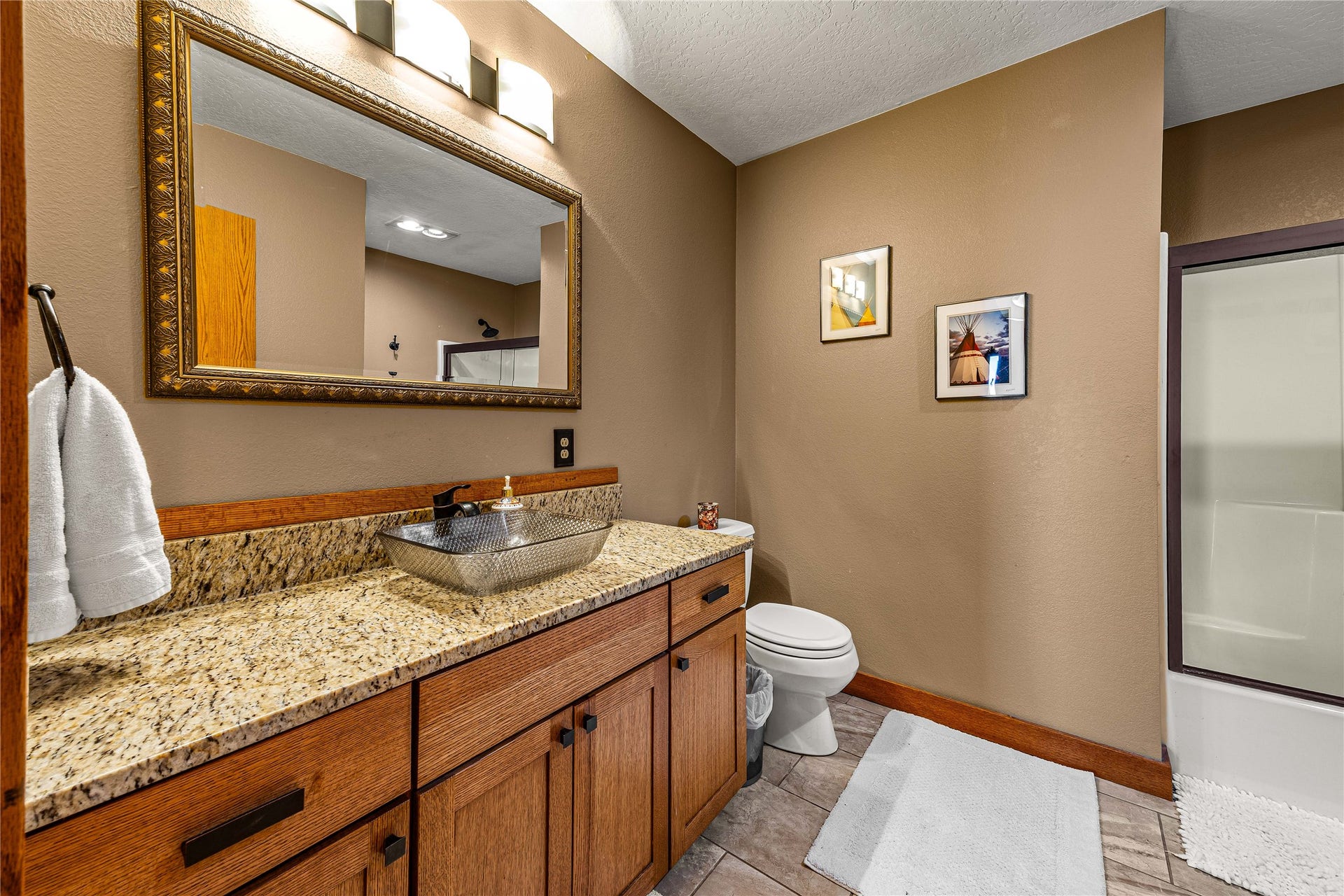 Main level bath