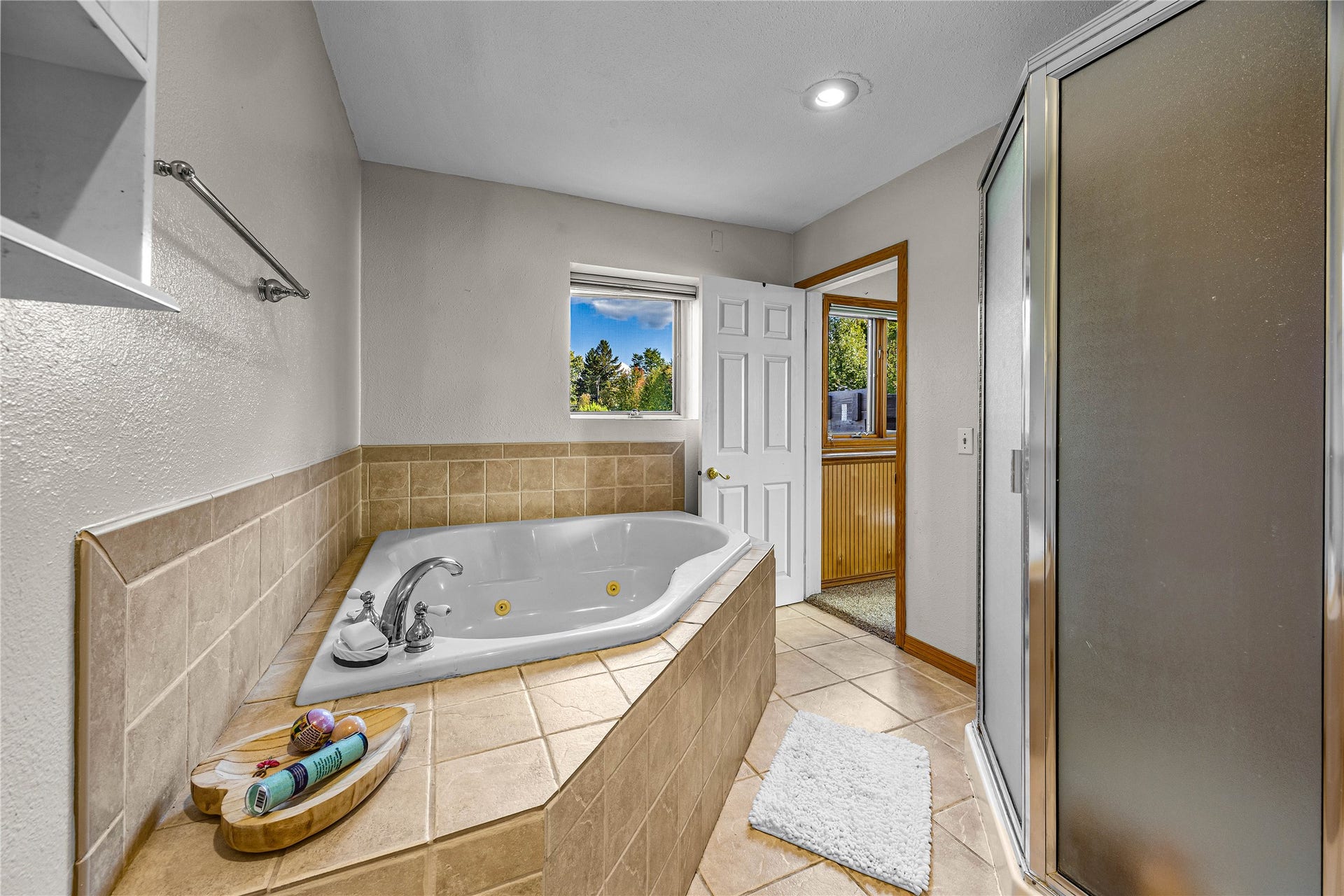 Jetted corner tub