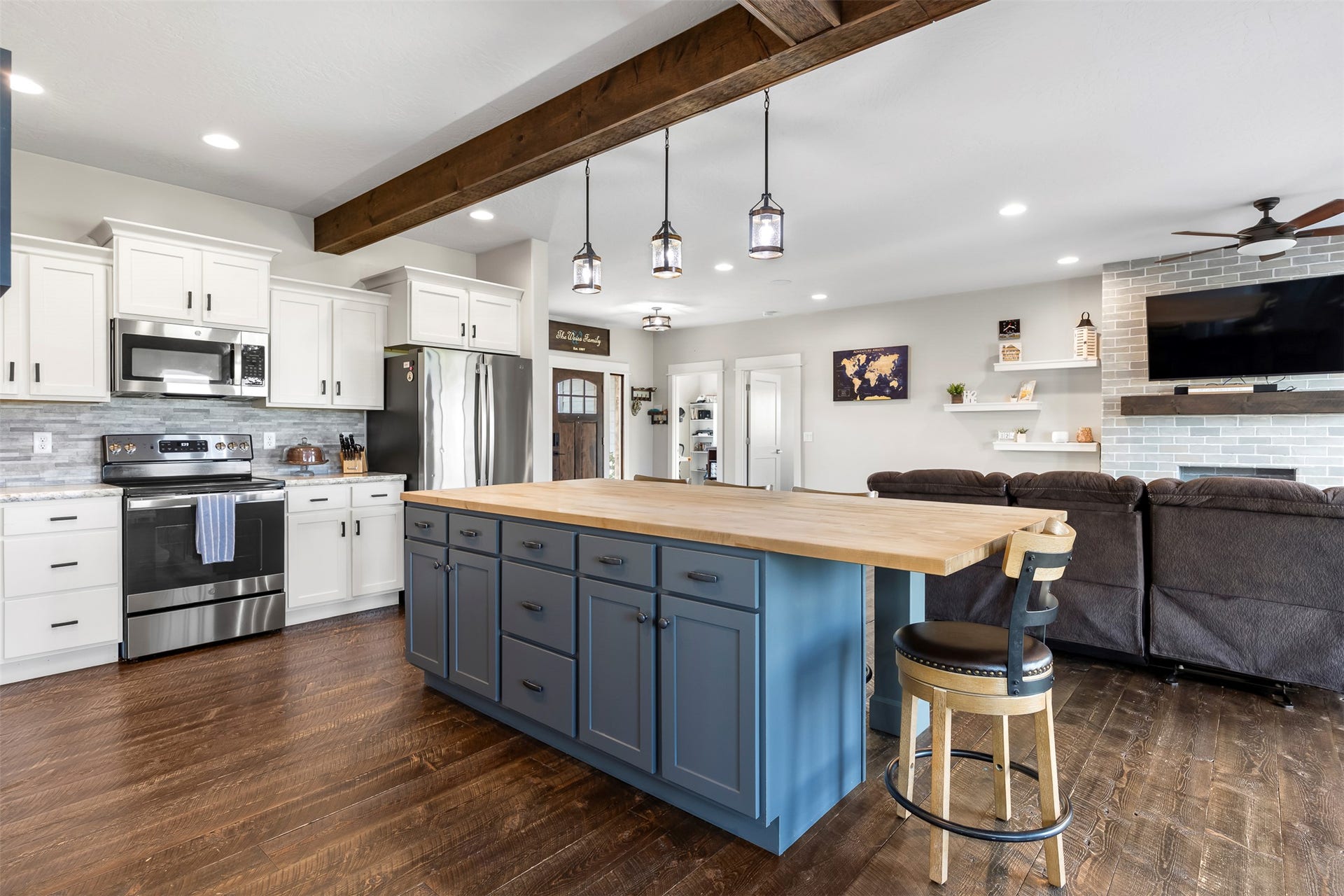 601 Ruby Court, Stevensville, MT 59870 Kitchen + Island/Front Door/ Main floor living area