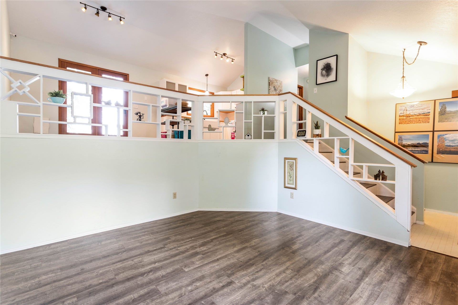 130 Alpine Drive, Bigfork, MT 59911 Bright, airy living room