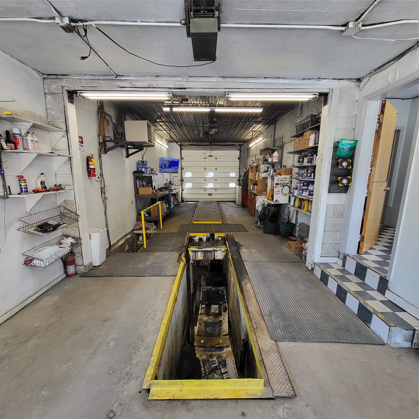 8539 MT Hwy 35, Bigfork, MT 59911 Dual oil change bay with office access